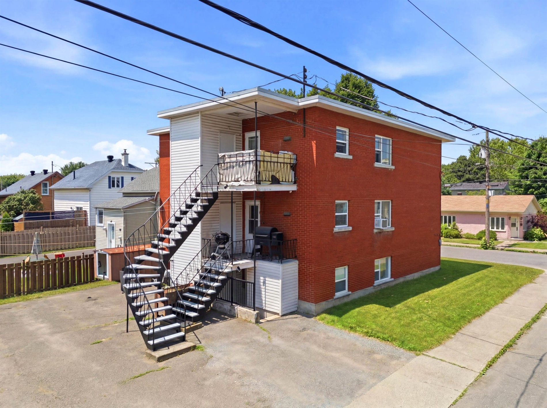 915-919 Rue du Frère-André — photo 2