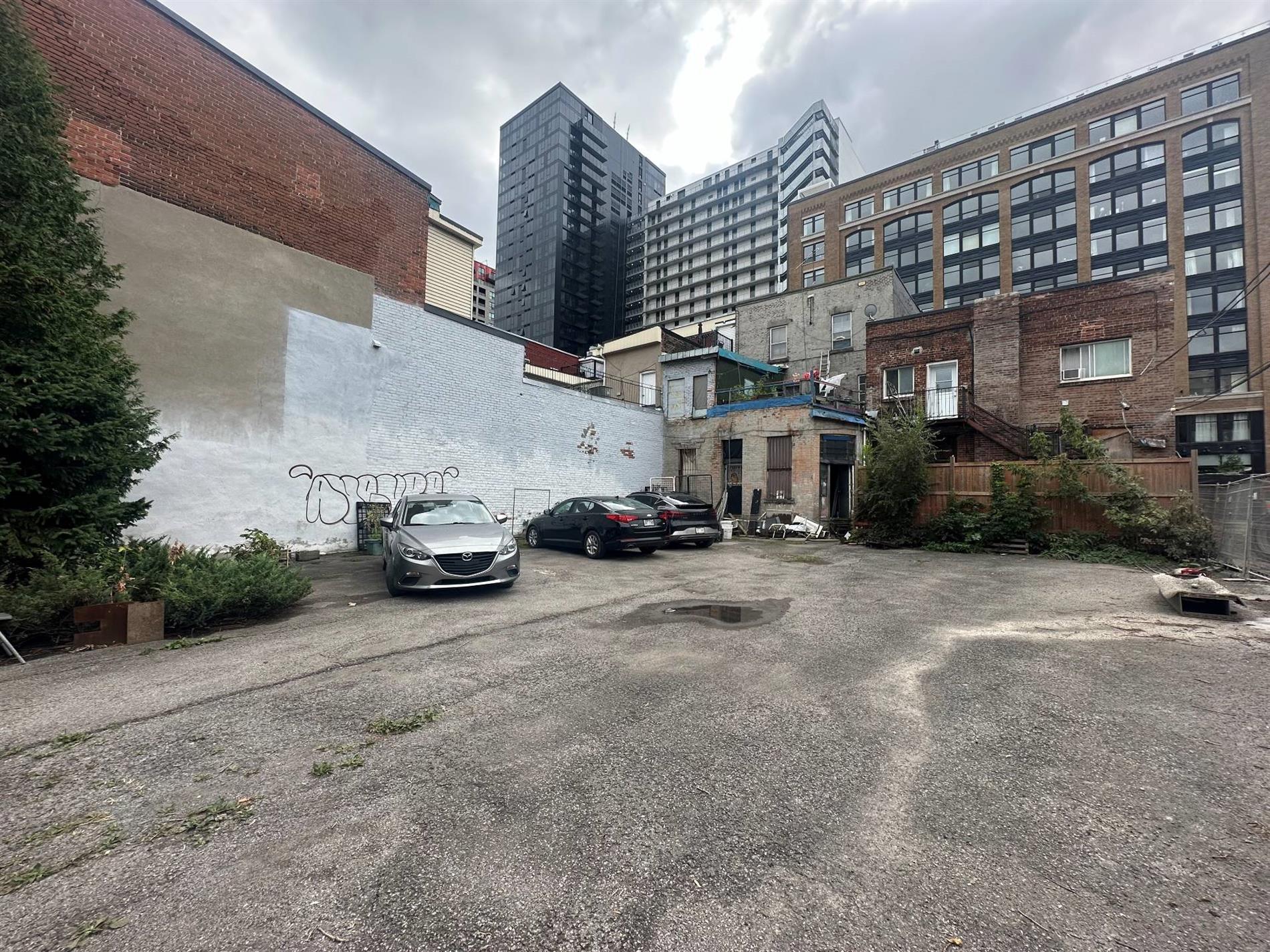 1615-1617 Boul. St-Laurent — photo 3