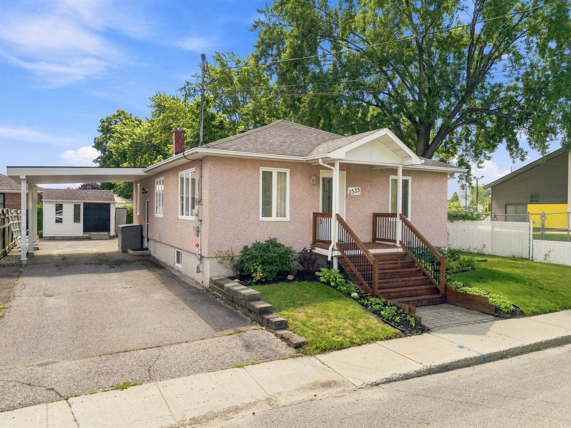 2535 Rue St-Paul — photo 1