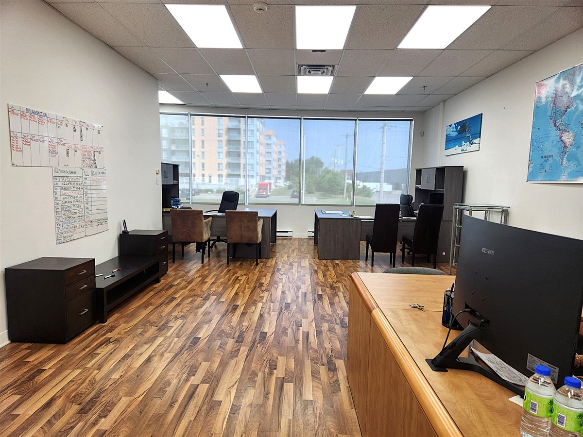 Location d'espace industriel - 3210 Av. Jacques-Bureau, Laval (Chomedey)