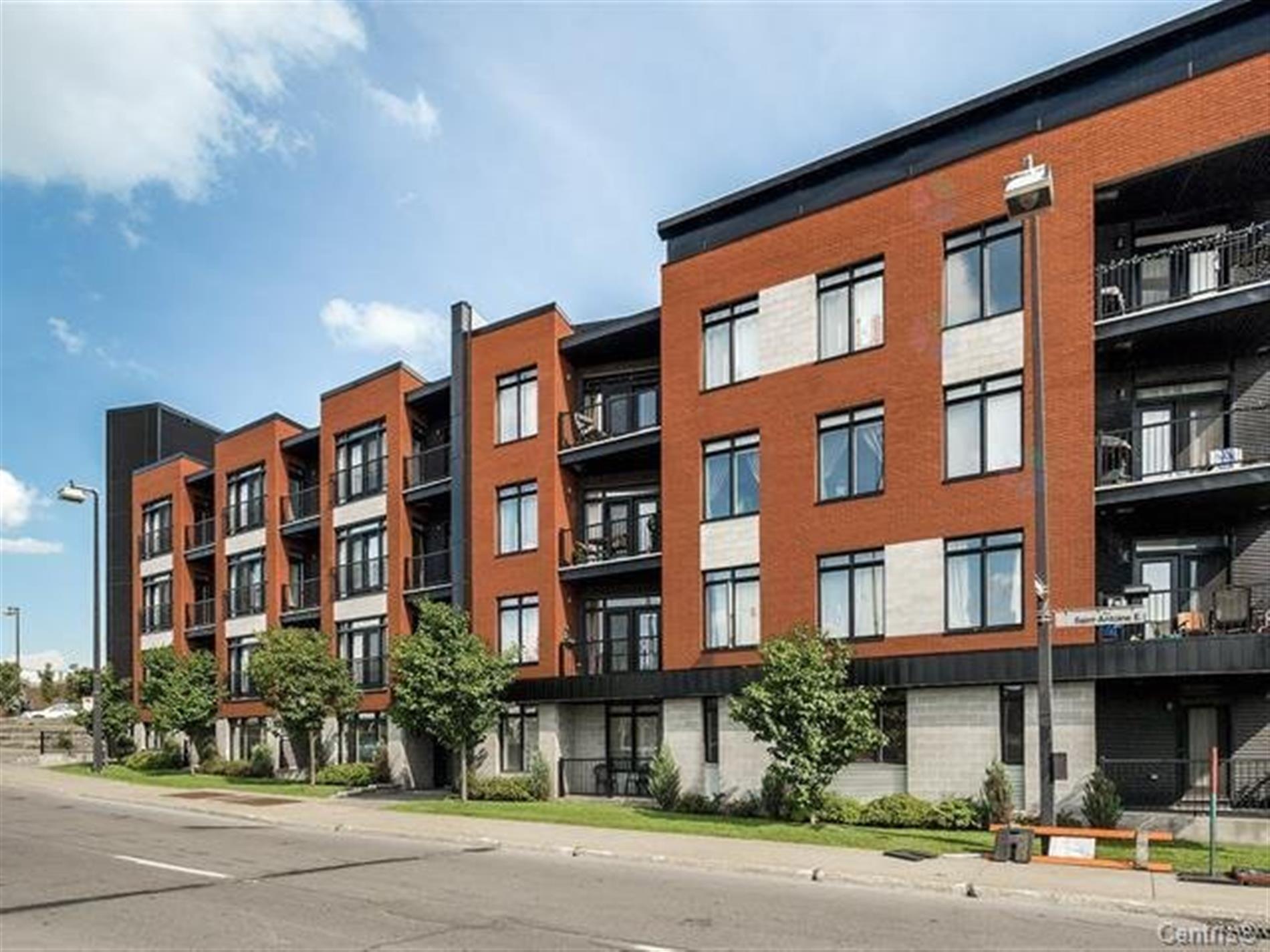 1210 Rue St-Antoine E. — photo 1