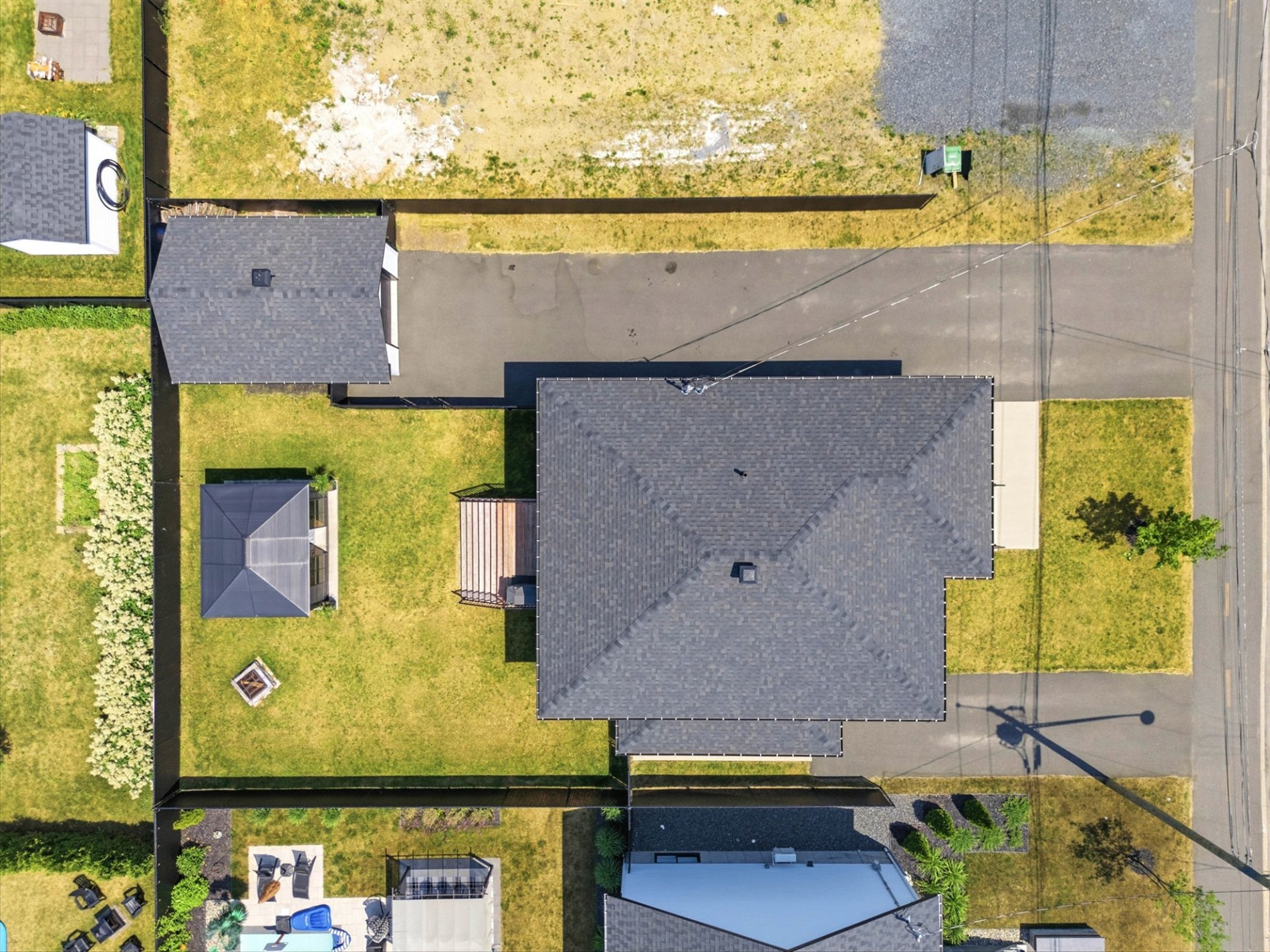 241Z-243 117e Avenue — photo 3