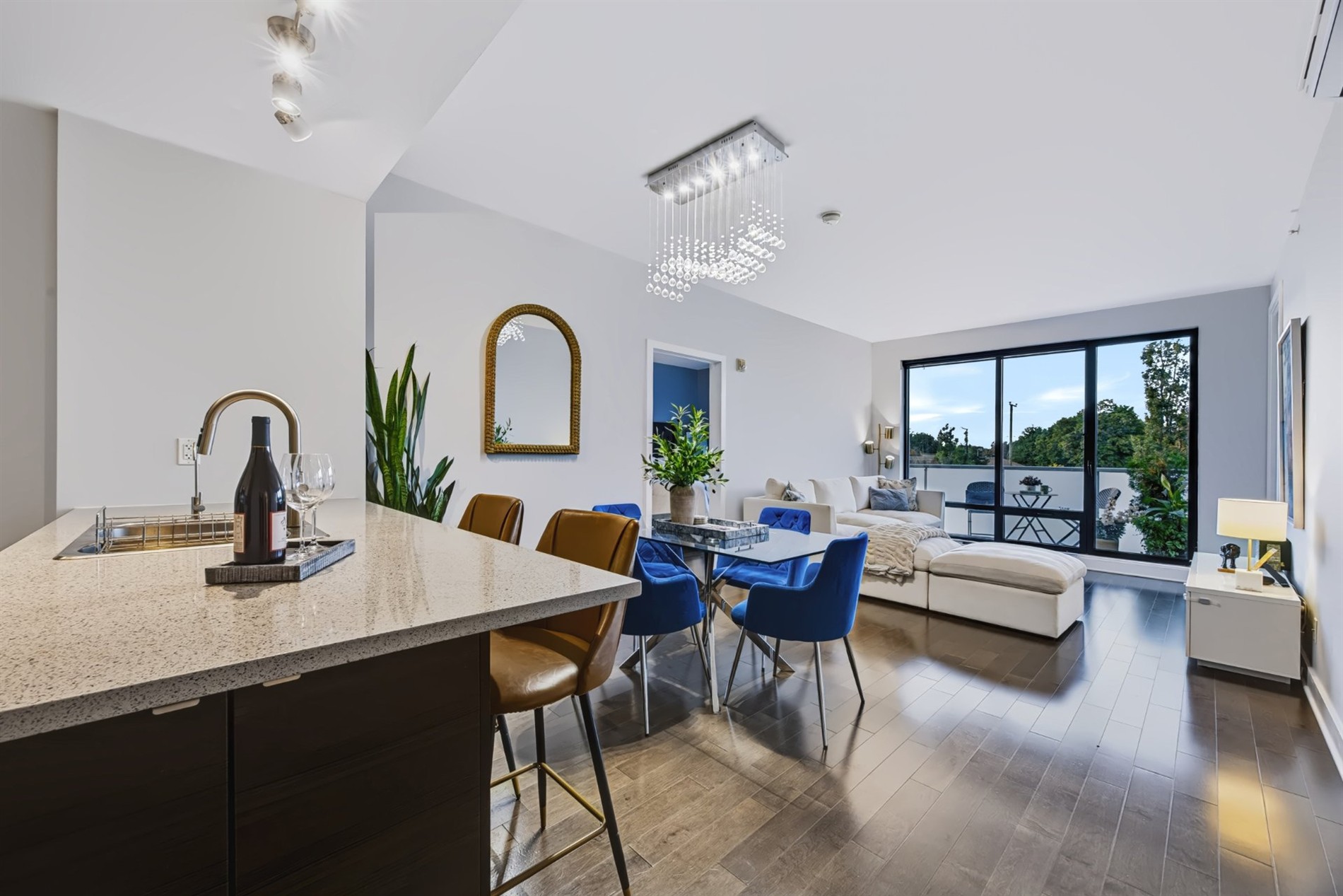 209-7361 Av. Victoria — photo 1
