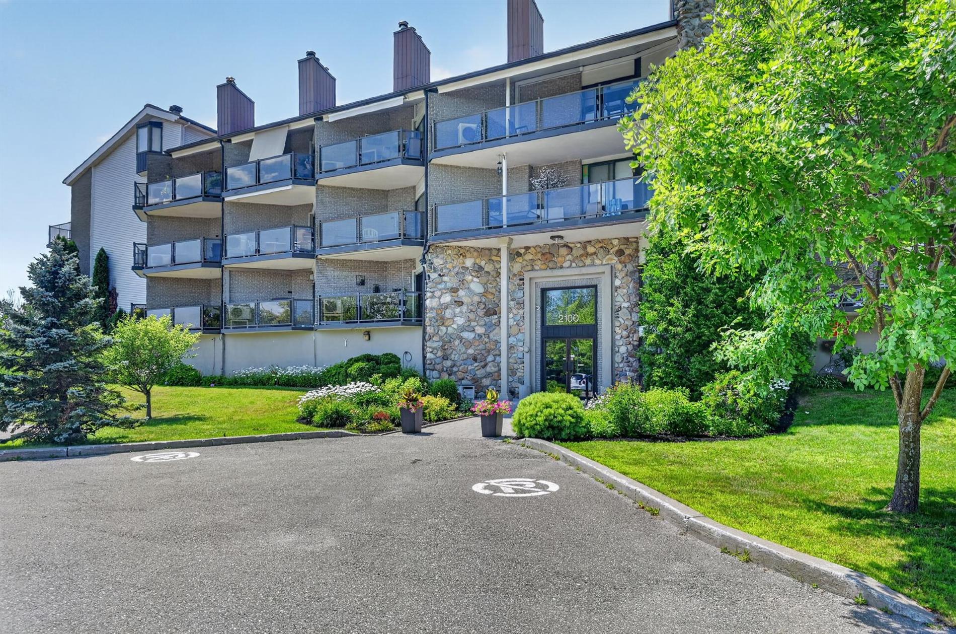 118-2100 Place du Club-Memphré — photo 1