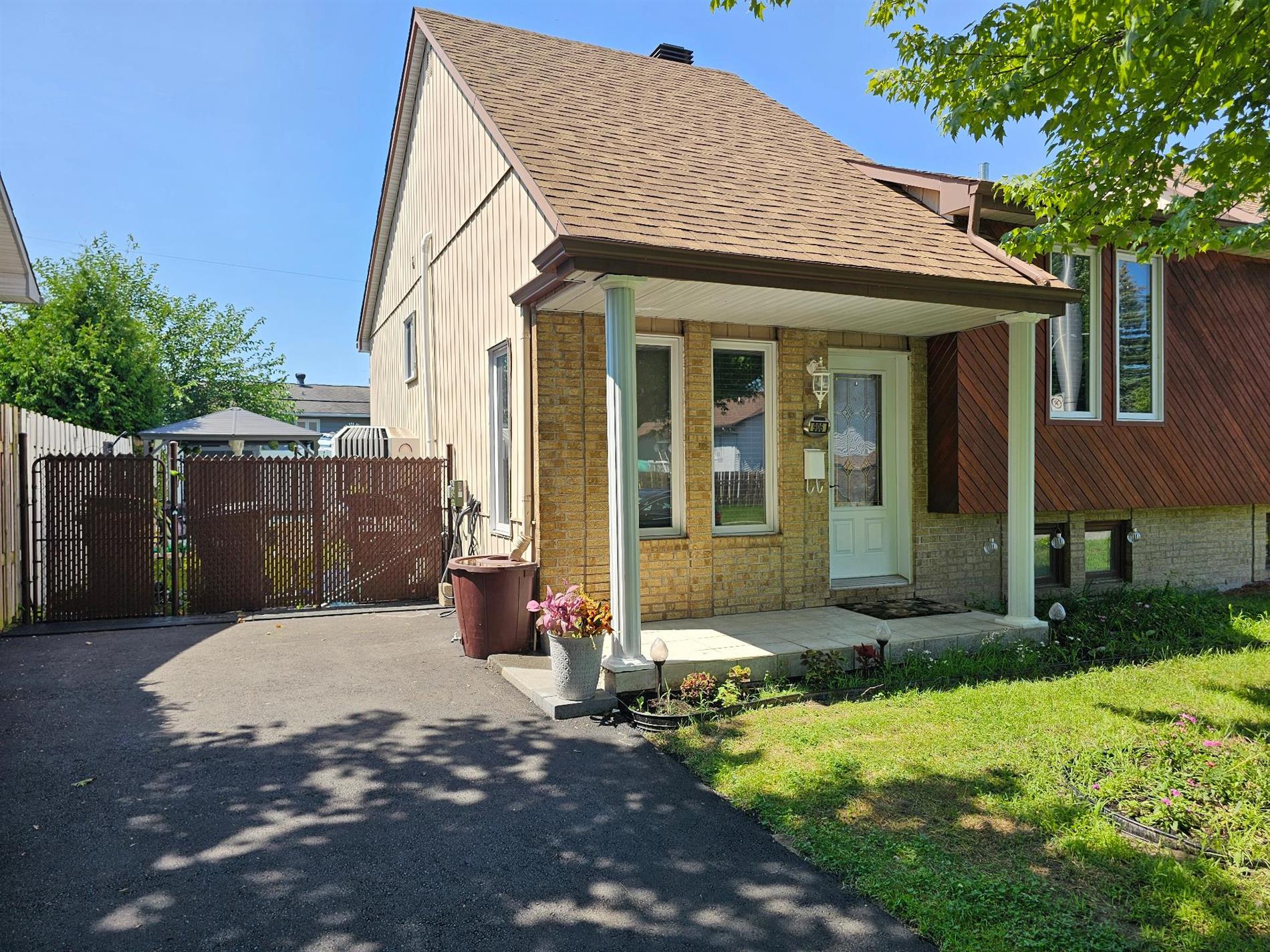 906 13e Avenue — photo 2