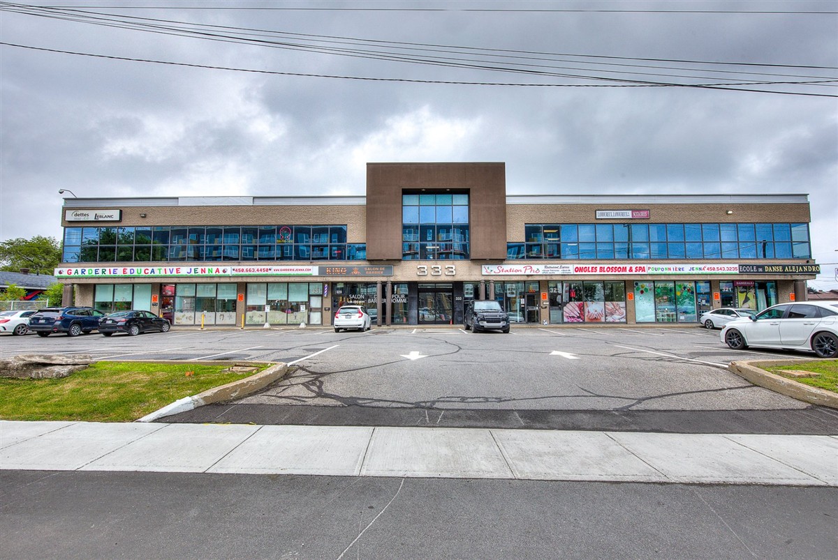 Bâtisse commerciale / Bureau - 321-335 Boul. St-Martin O., Laval (Chomedey)