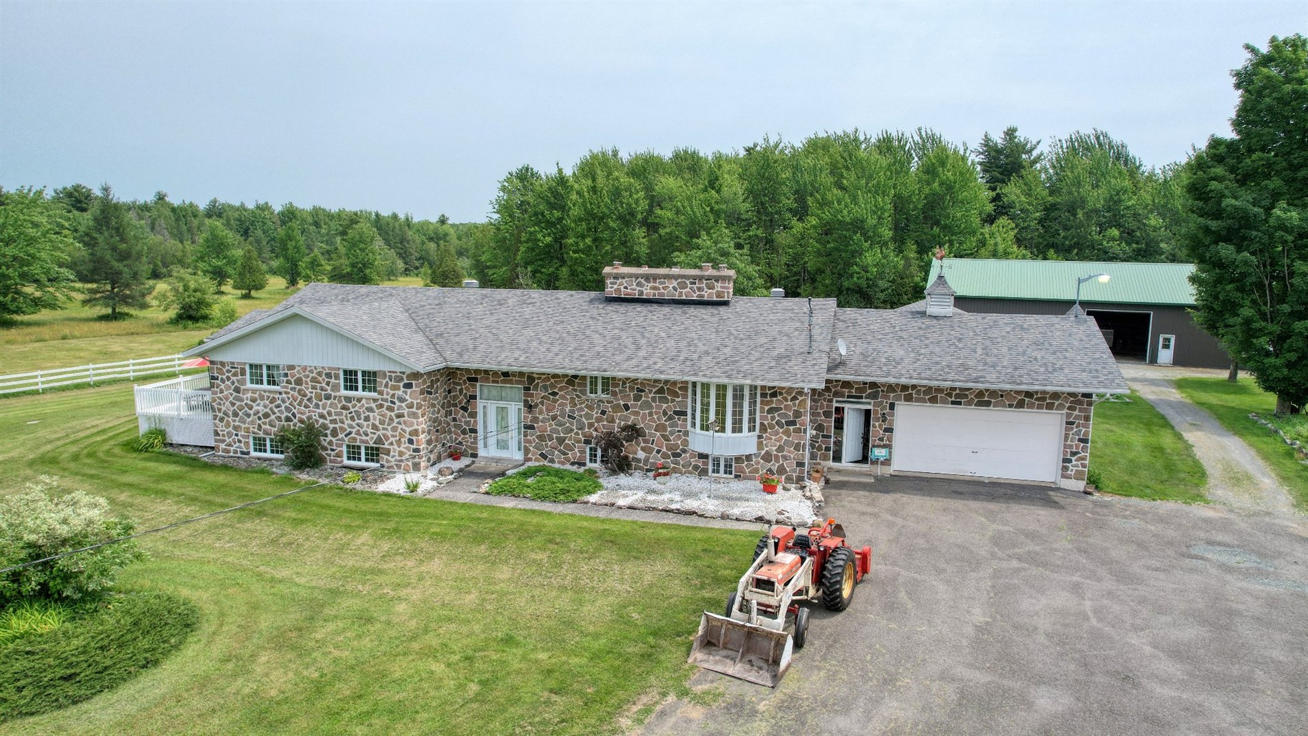 1825 Av. du Lac E. — photo 3