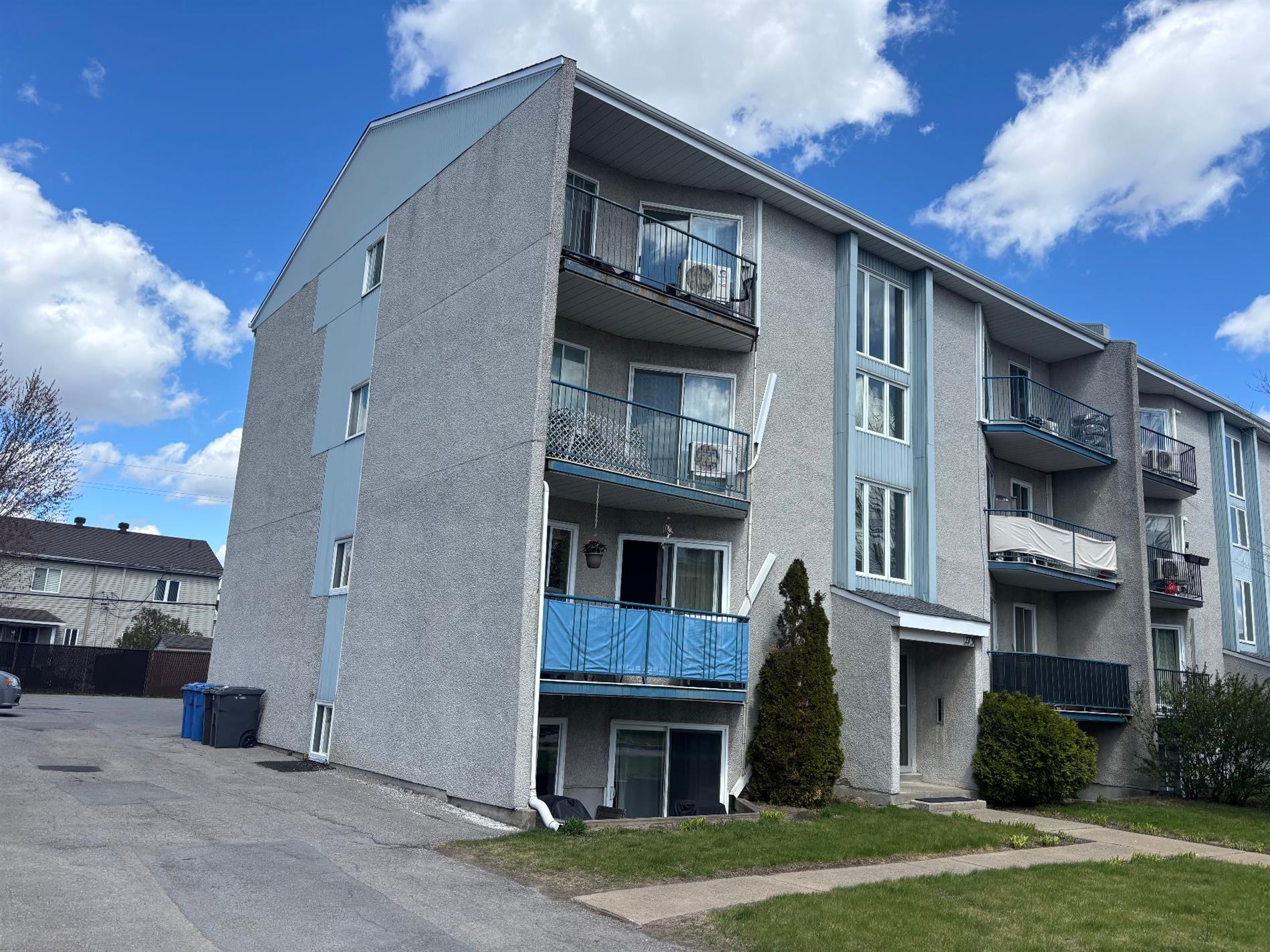 8-273 Rue Bonet — photo 1