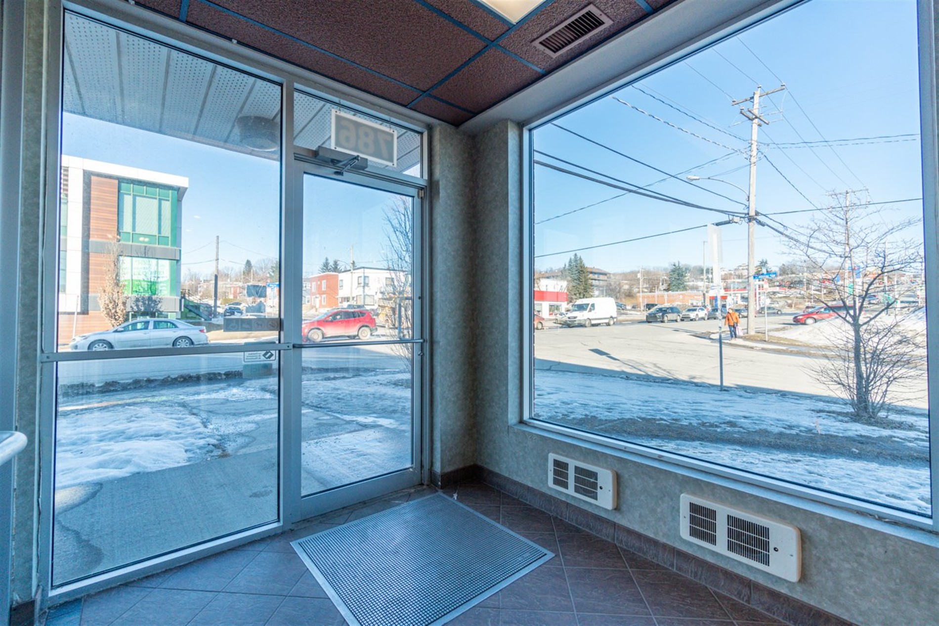786 Rue King E. — photo 3
