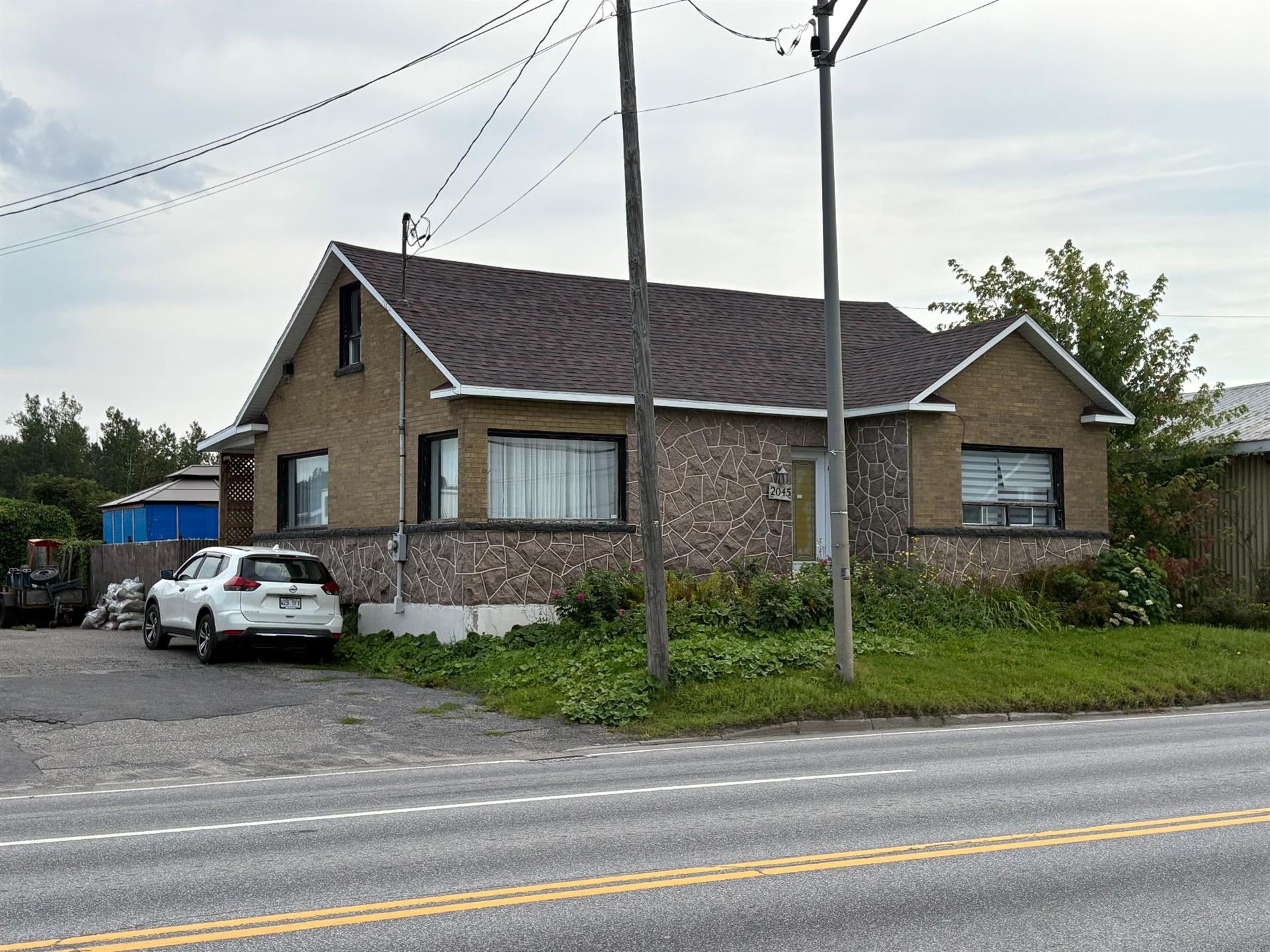 2045 Av. du Pont S. — photo 3