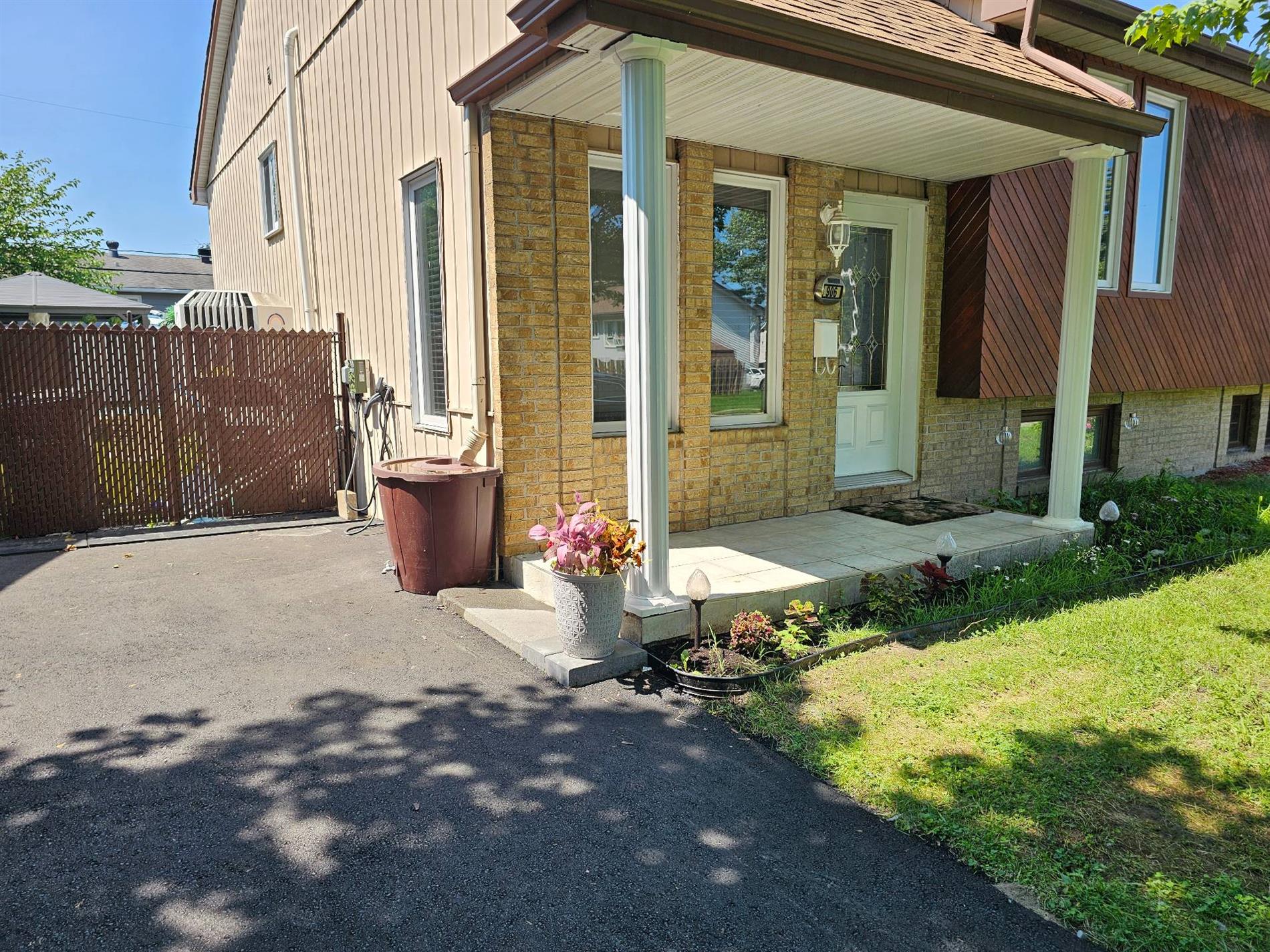 906 13e Avenue — photo 3