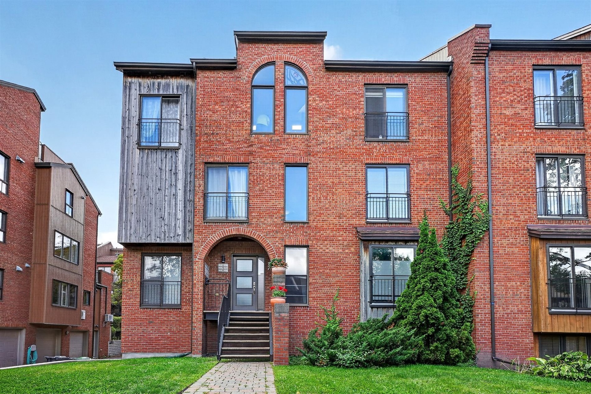 8590 Av. André-Grasset — photo 1