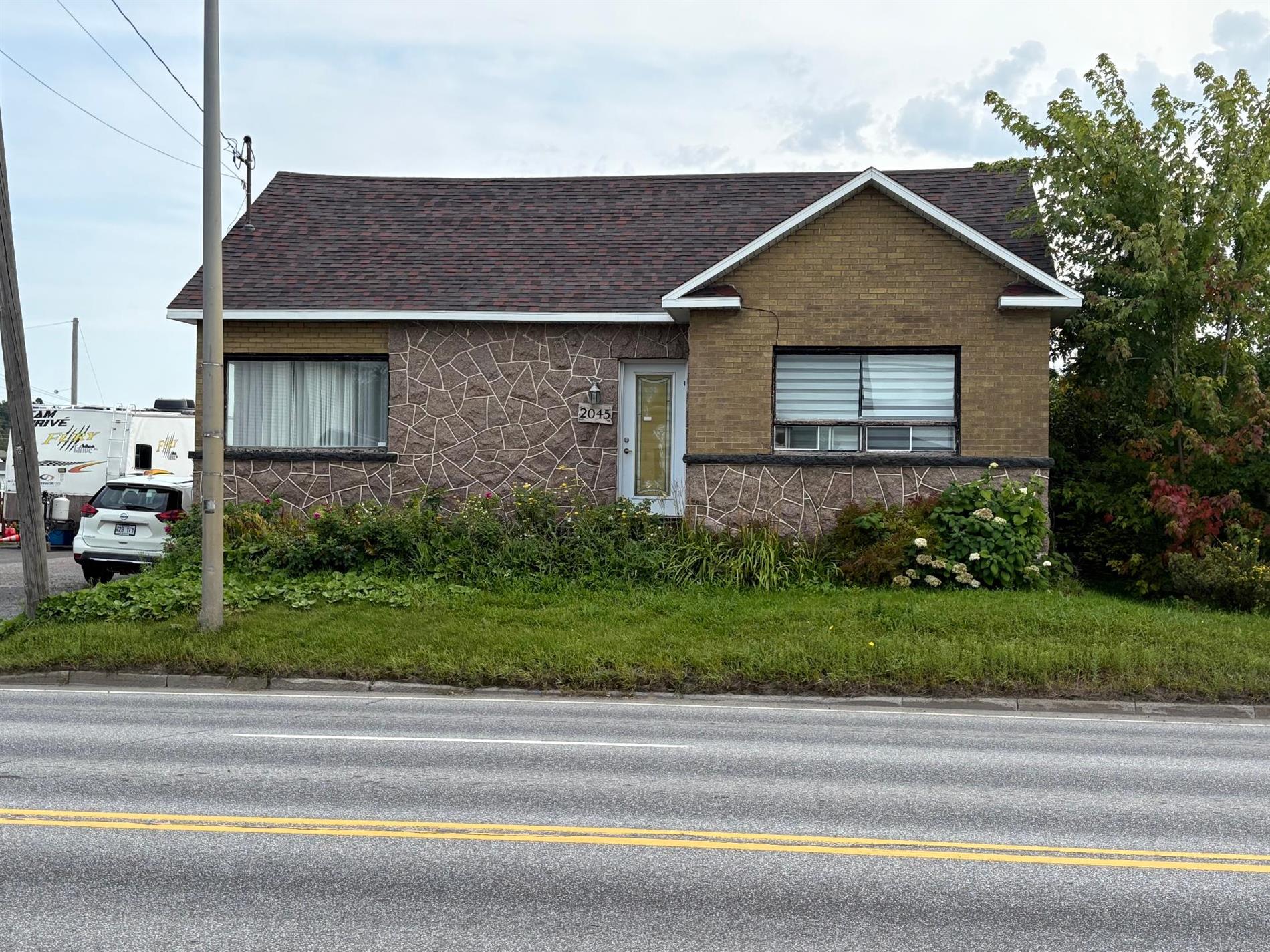 2045 Av. du Pont S. — photo 2
