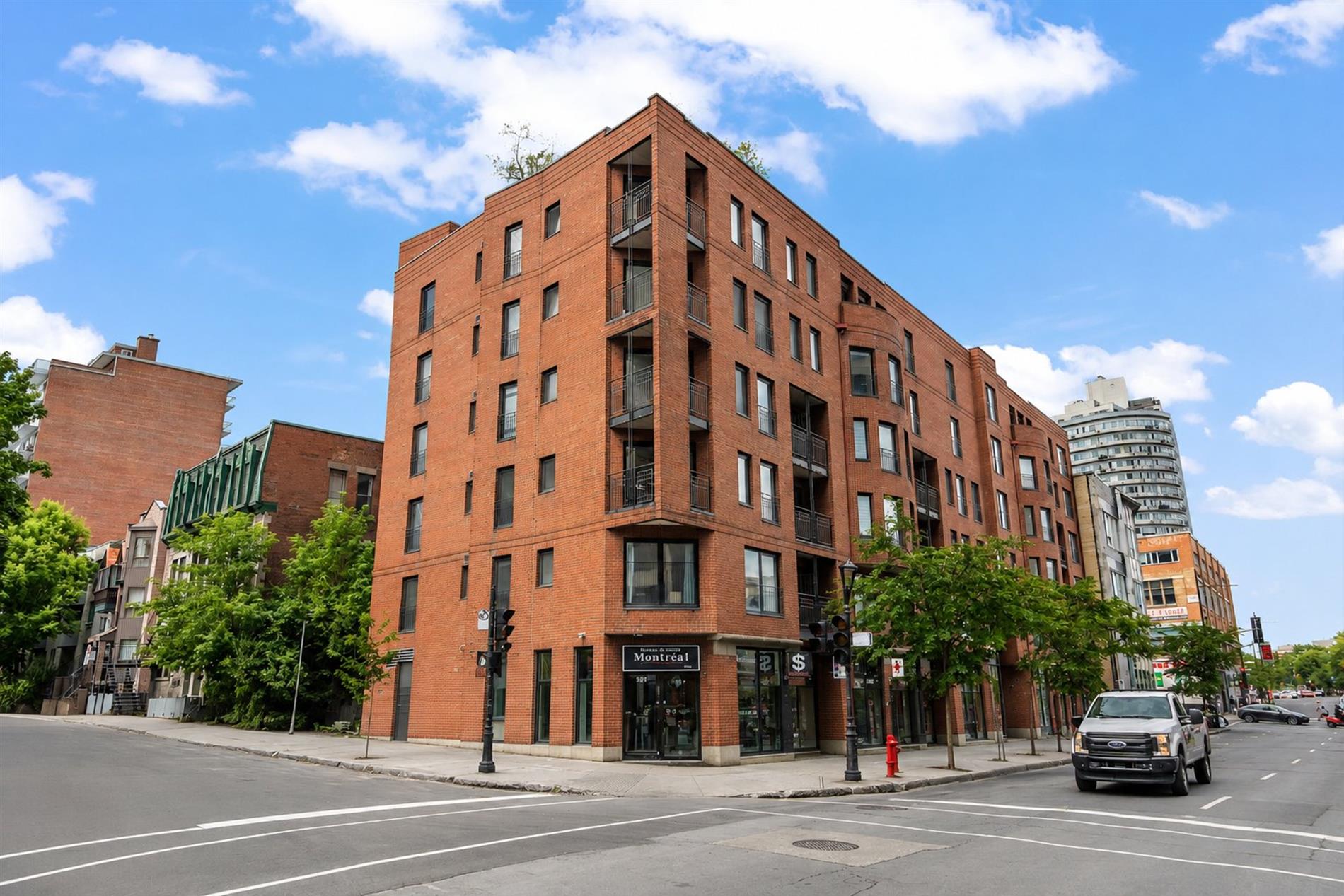 201-377-389 Rue Sherbrooke O. — photo 2