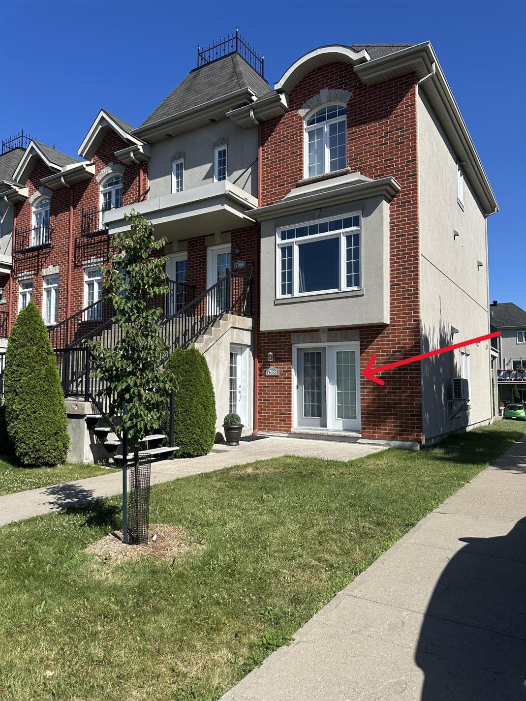 7986 Rue Angèle — photo 1