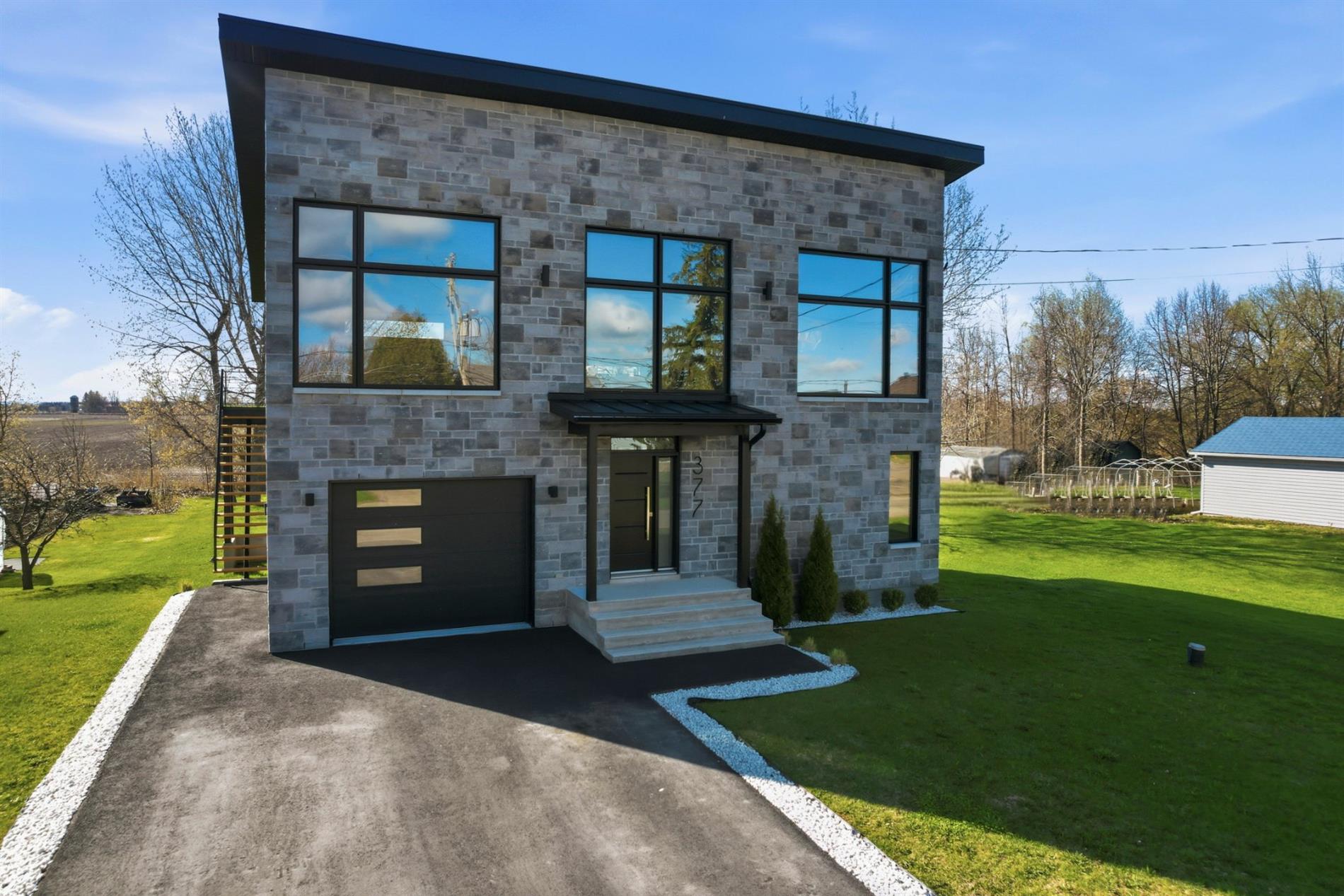 377 Rue Hébert — photo 1