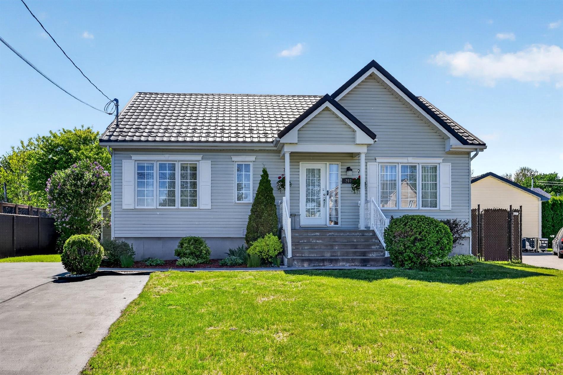 207 Place Roy — photo 1