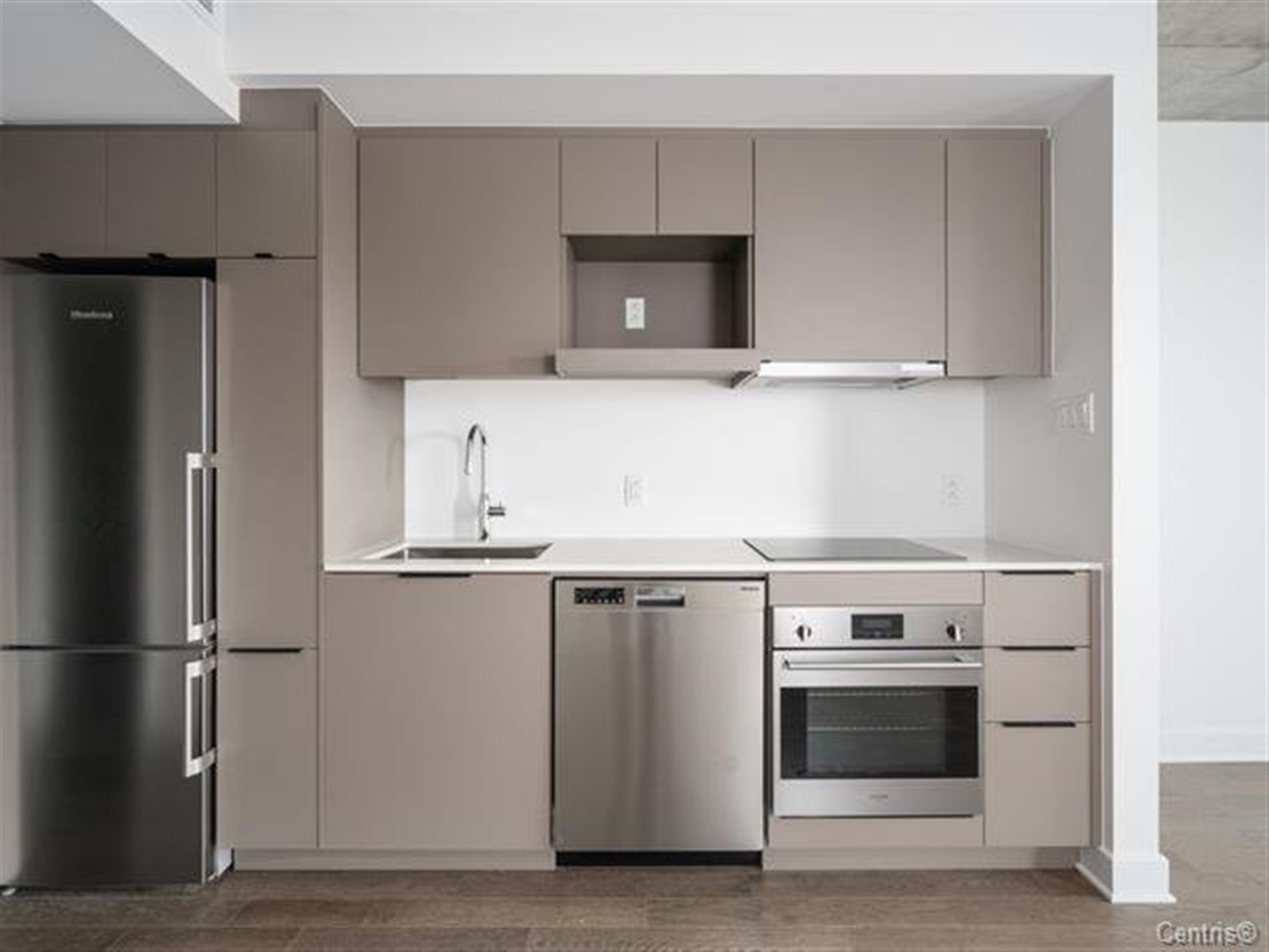 409-101 Rue Peel — photo 1