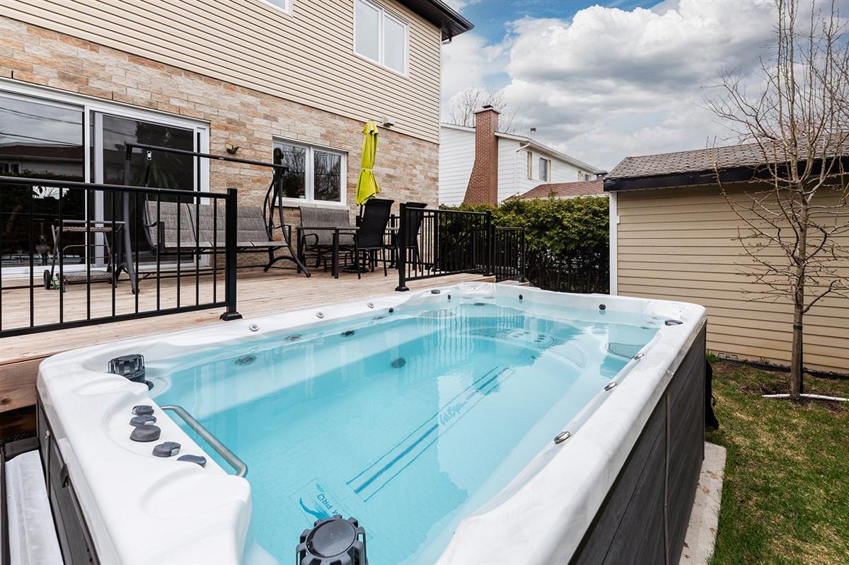 HOT TUB