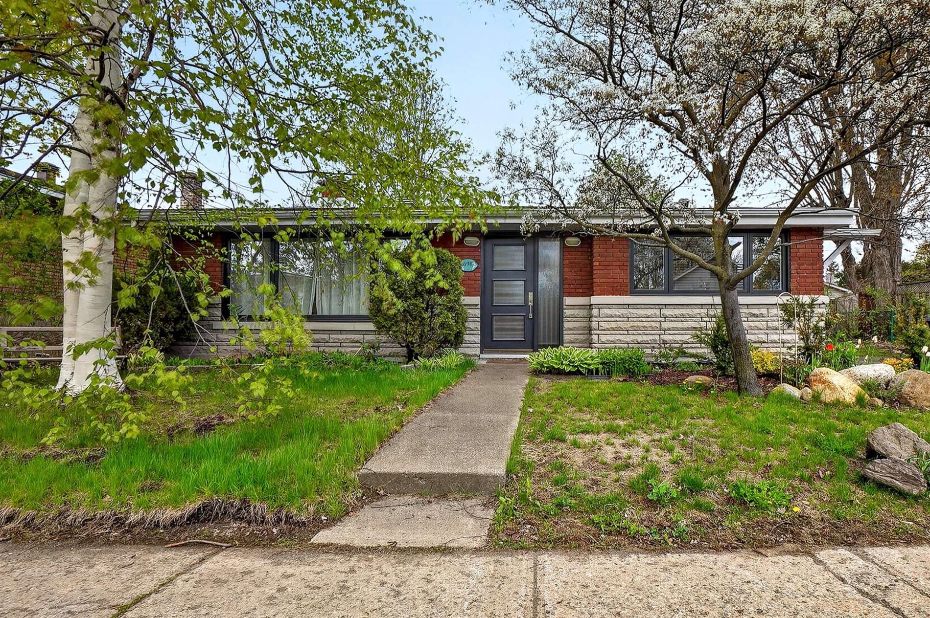 698 Rue Parker — photo 1