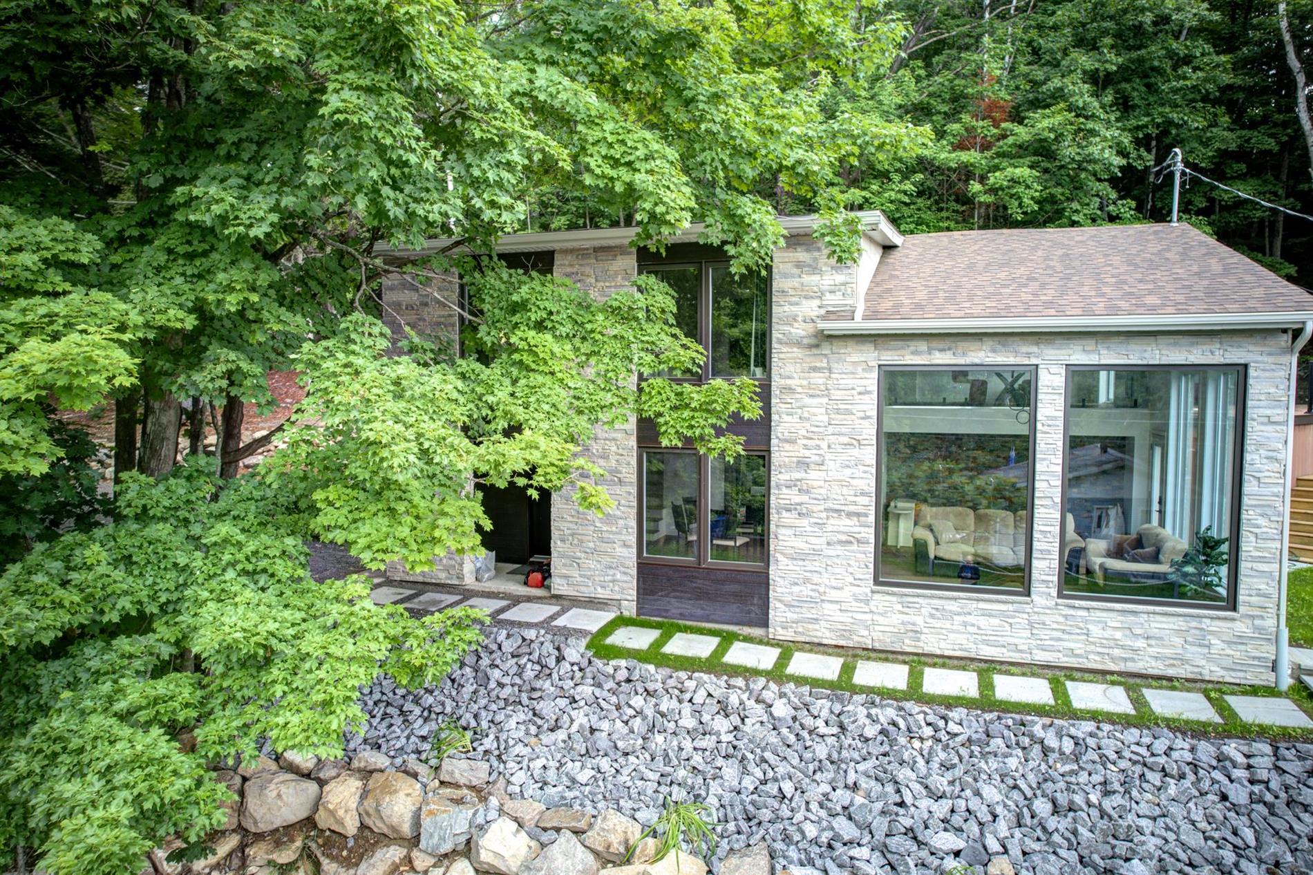 490 Rue de la Montagne — photo 1