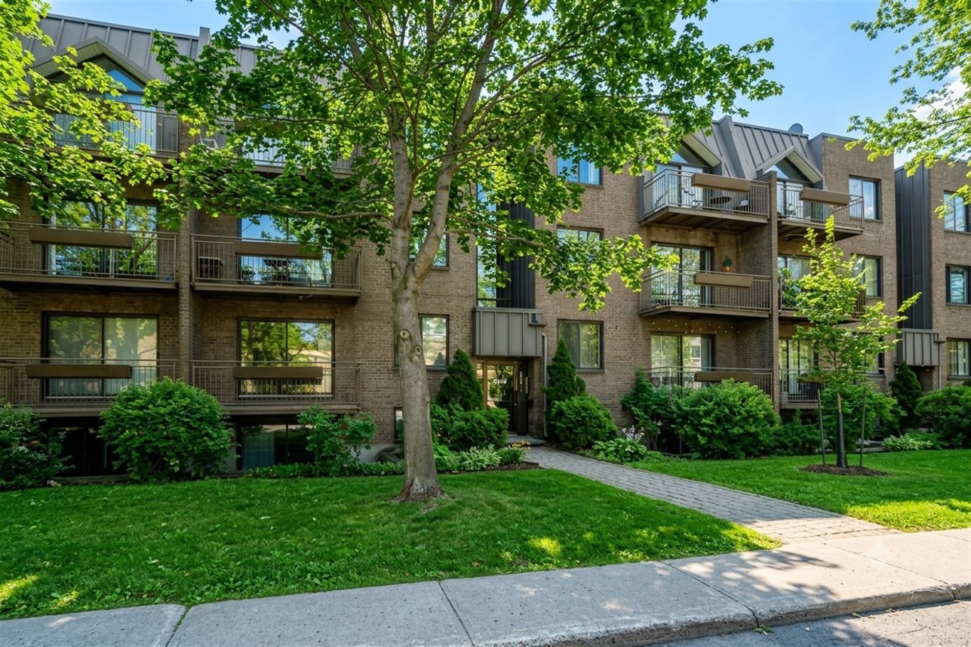 2040 Rue St-Jacques — photo 1