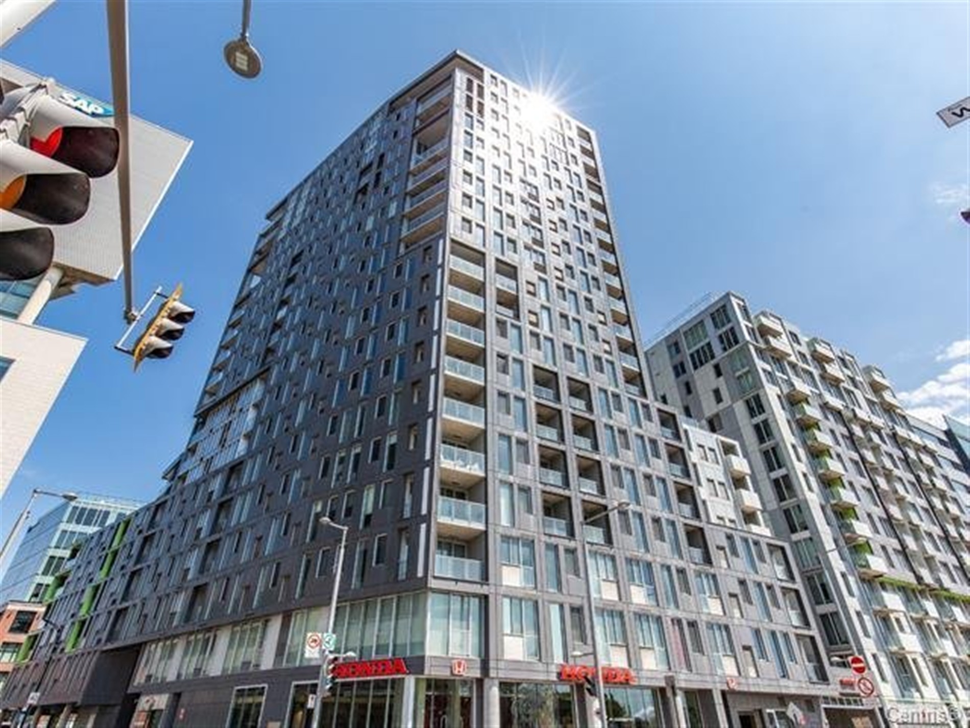 888 Rue Wellington — photo 1
