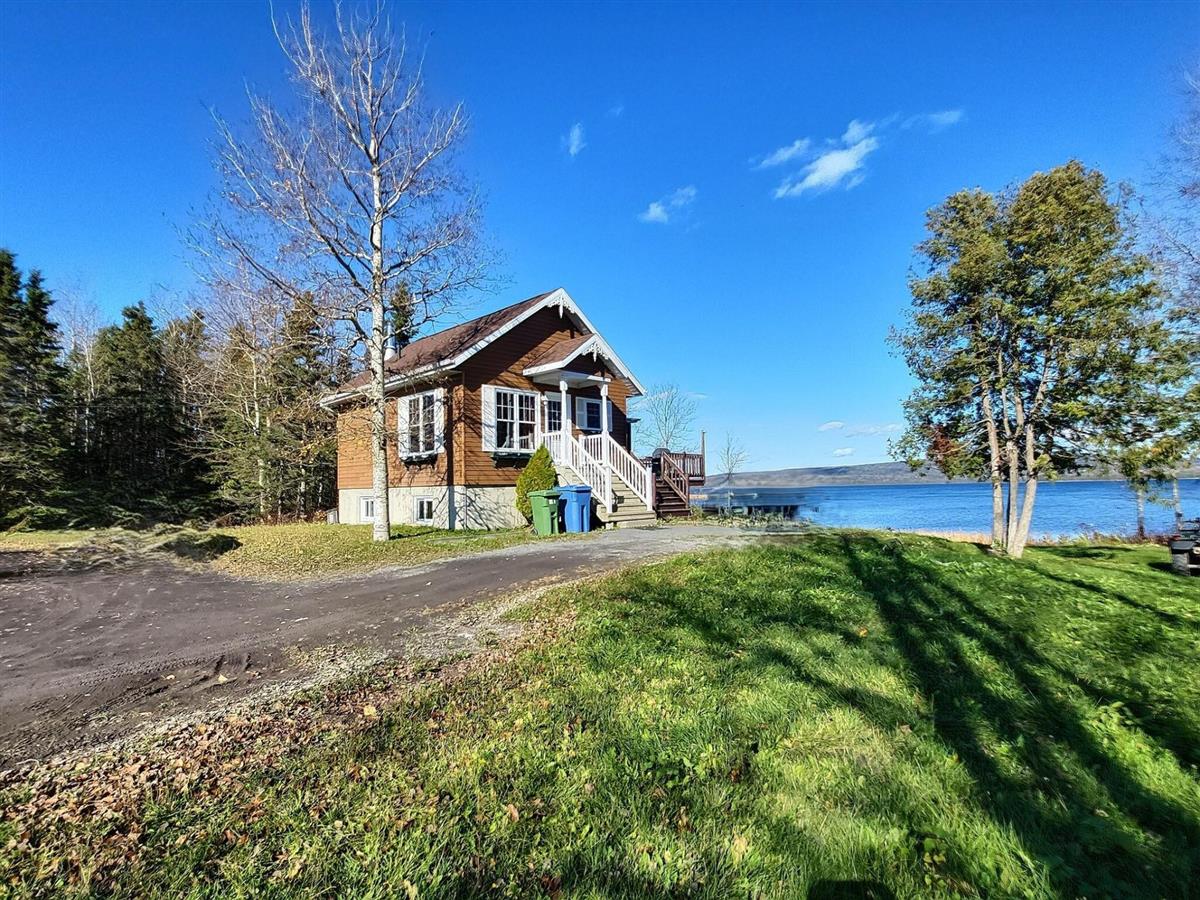 Maison à un étage et demi 368 Route 132 O., Val-Brillant