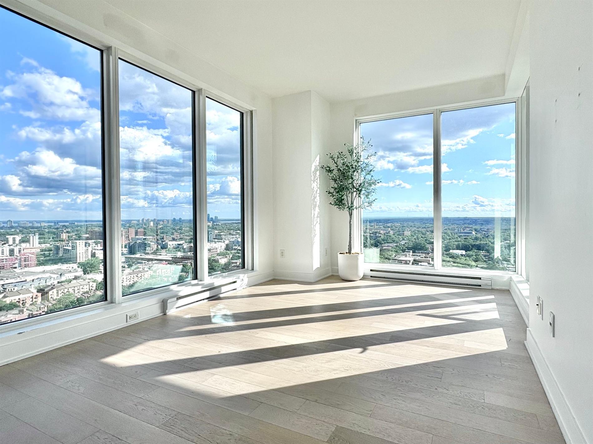 2702-1288 Rue St-Antoine O. — photo 1