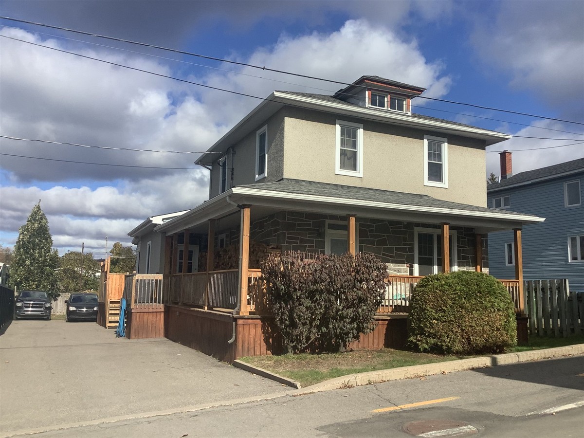 Maison à étages Lachute