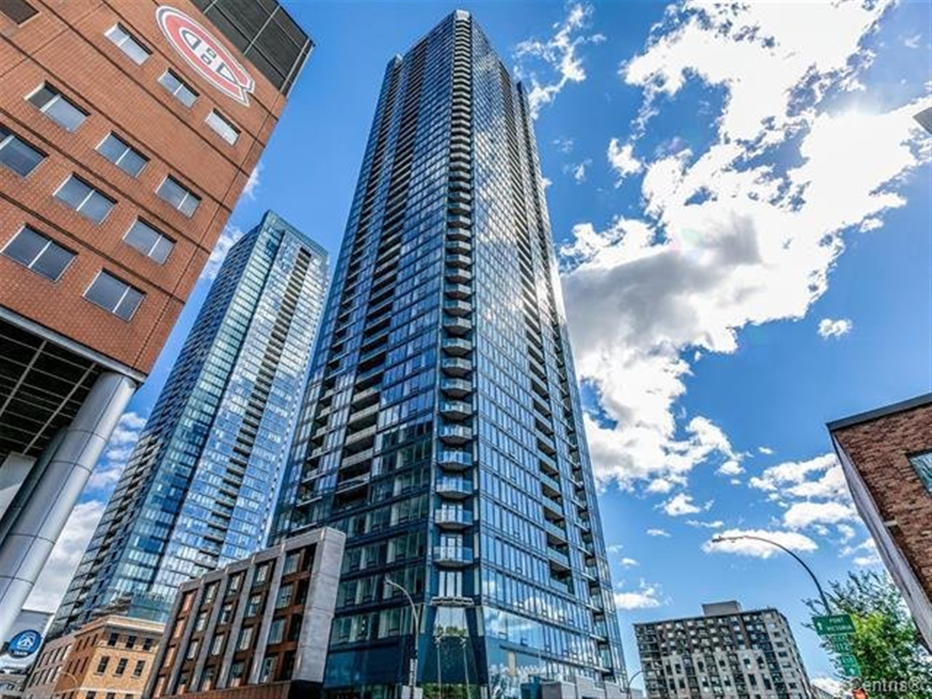 2405-1288 Rue St-Antoine O. — photo 1