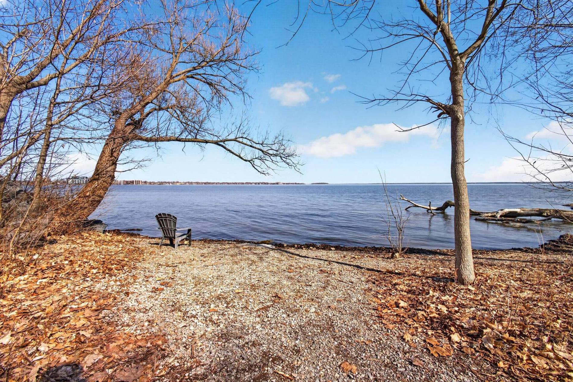 127 Ch. du Bord-du-Lac-Lakeshore — photo 3