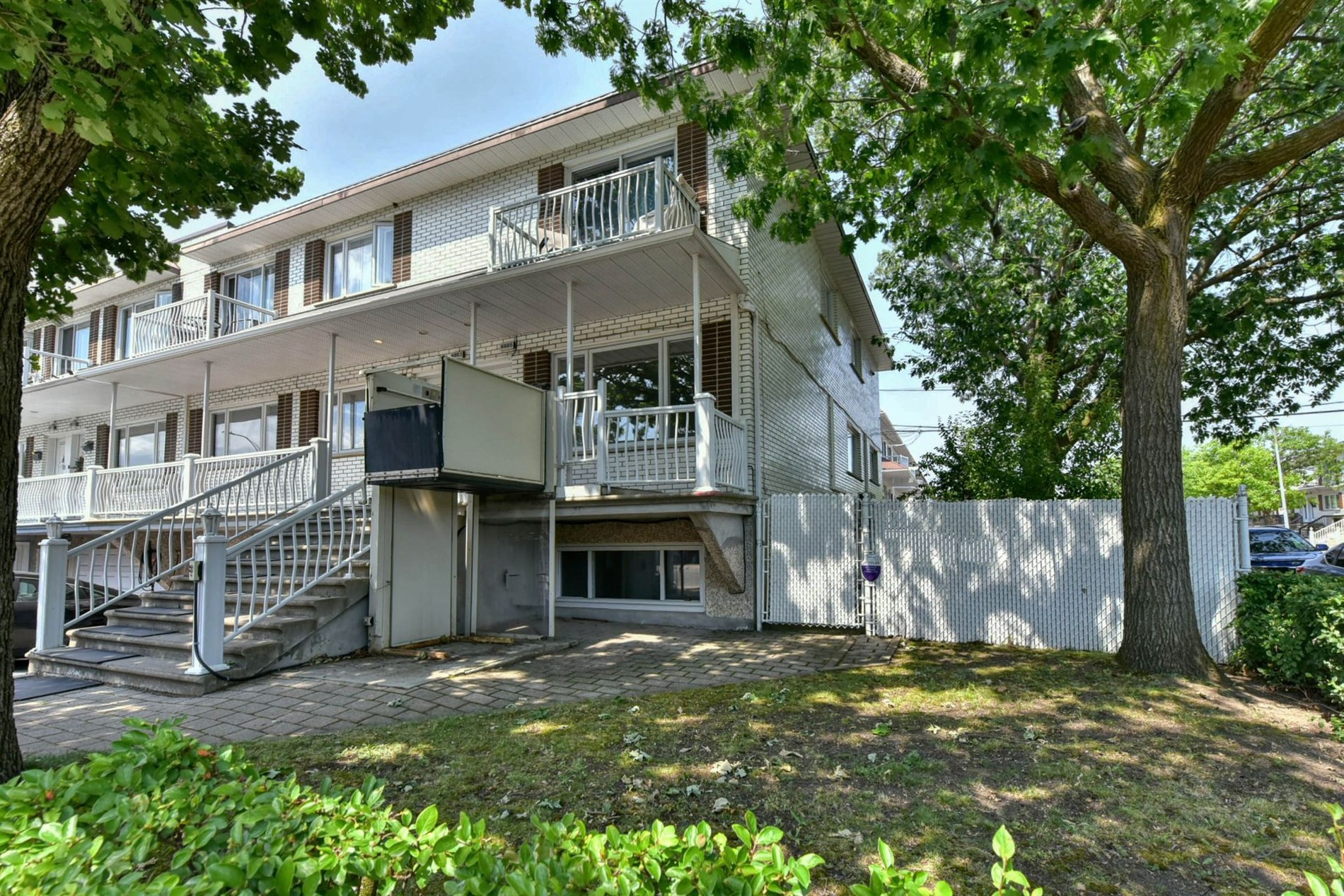 6881-6885 Rue St-Zotique E. — photo 3