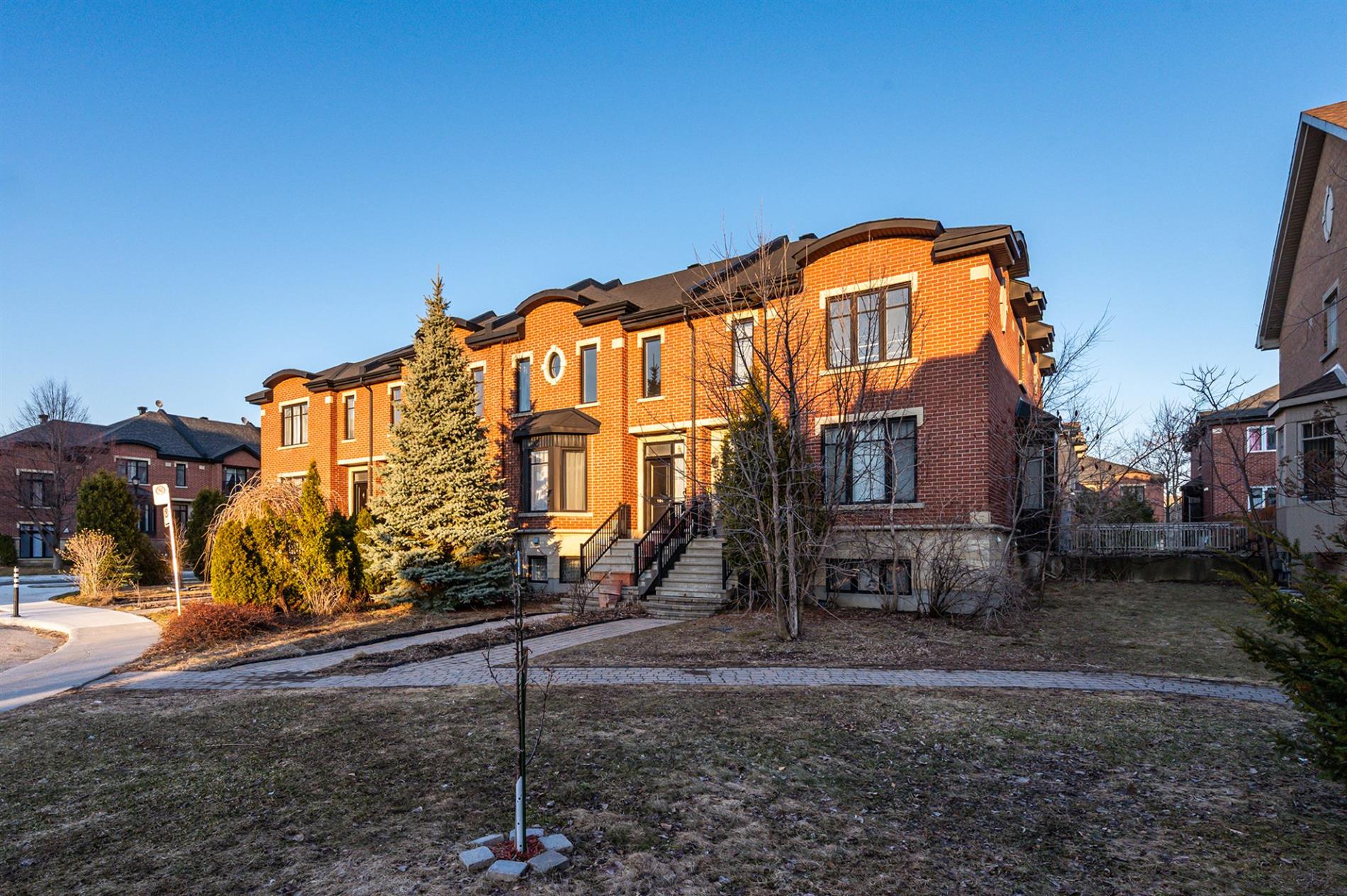 910 Rue Jules-Poitras — photo 1