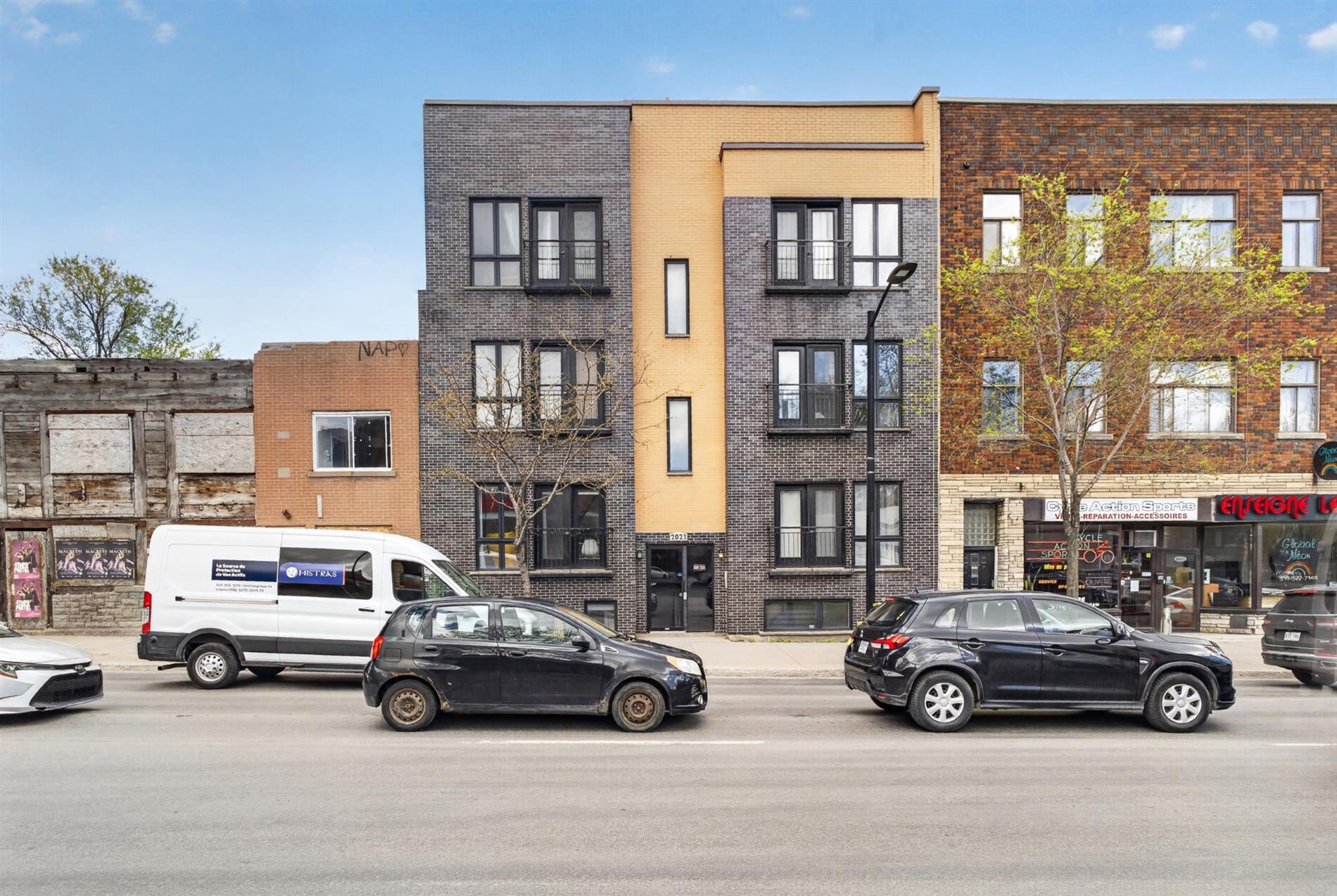 2023 Av. Papineau — photo 1
