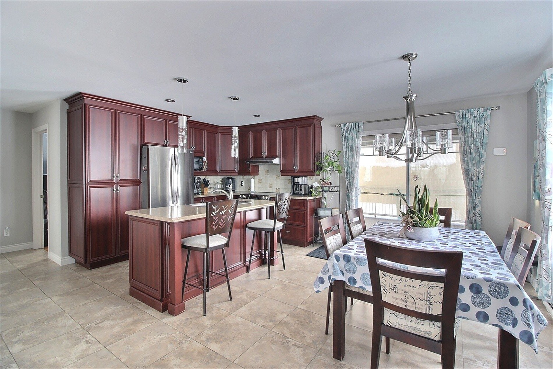 2400 Rue St-Damase — photo 3