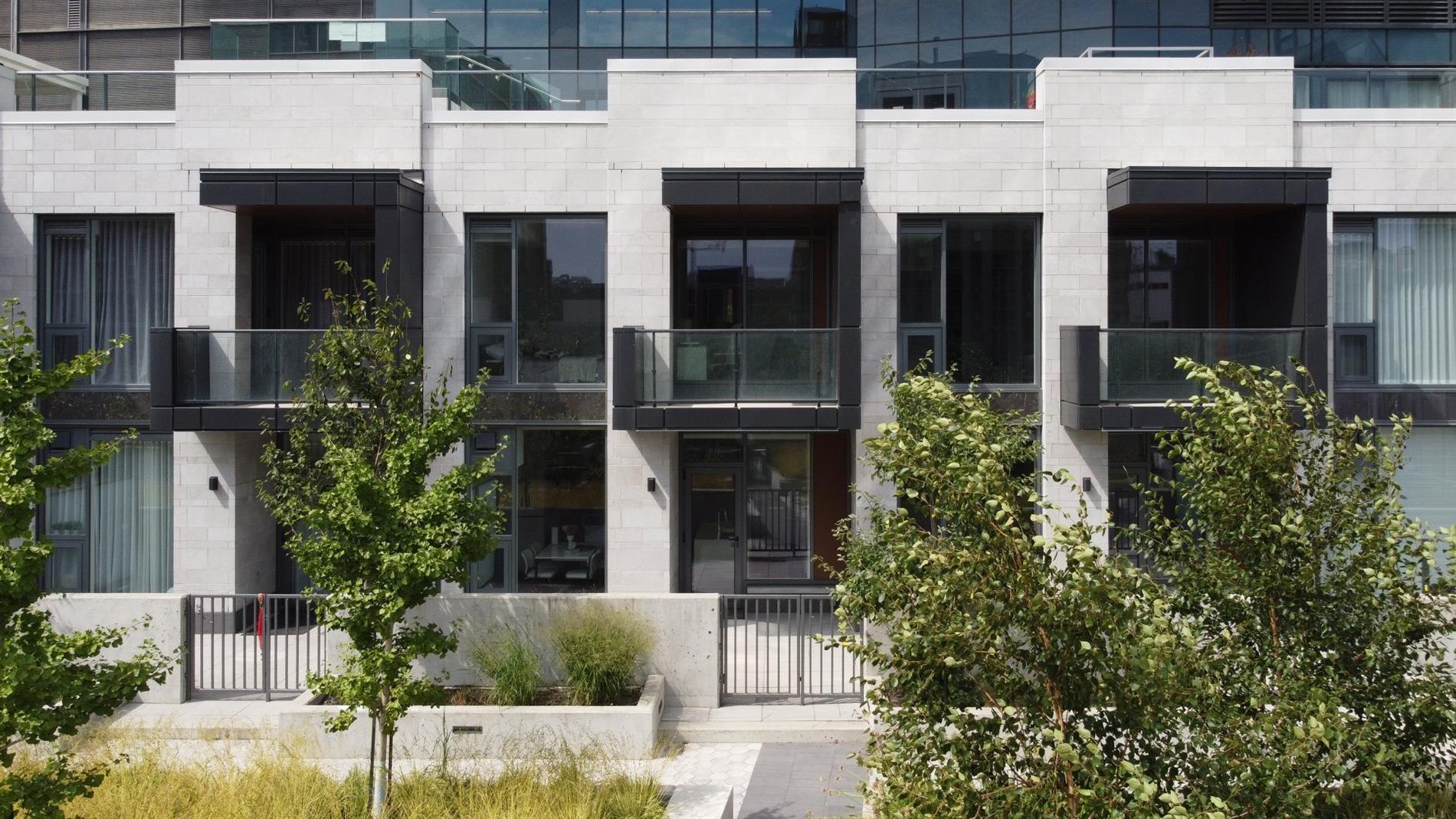 TH3-1188 Rue St-Antoine O. — photo 2