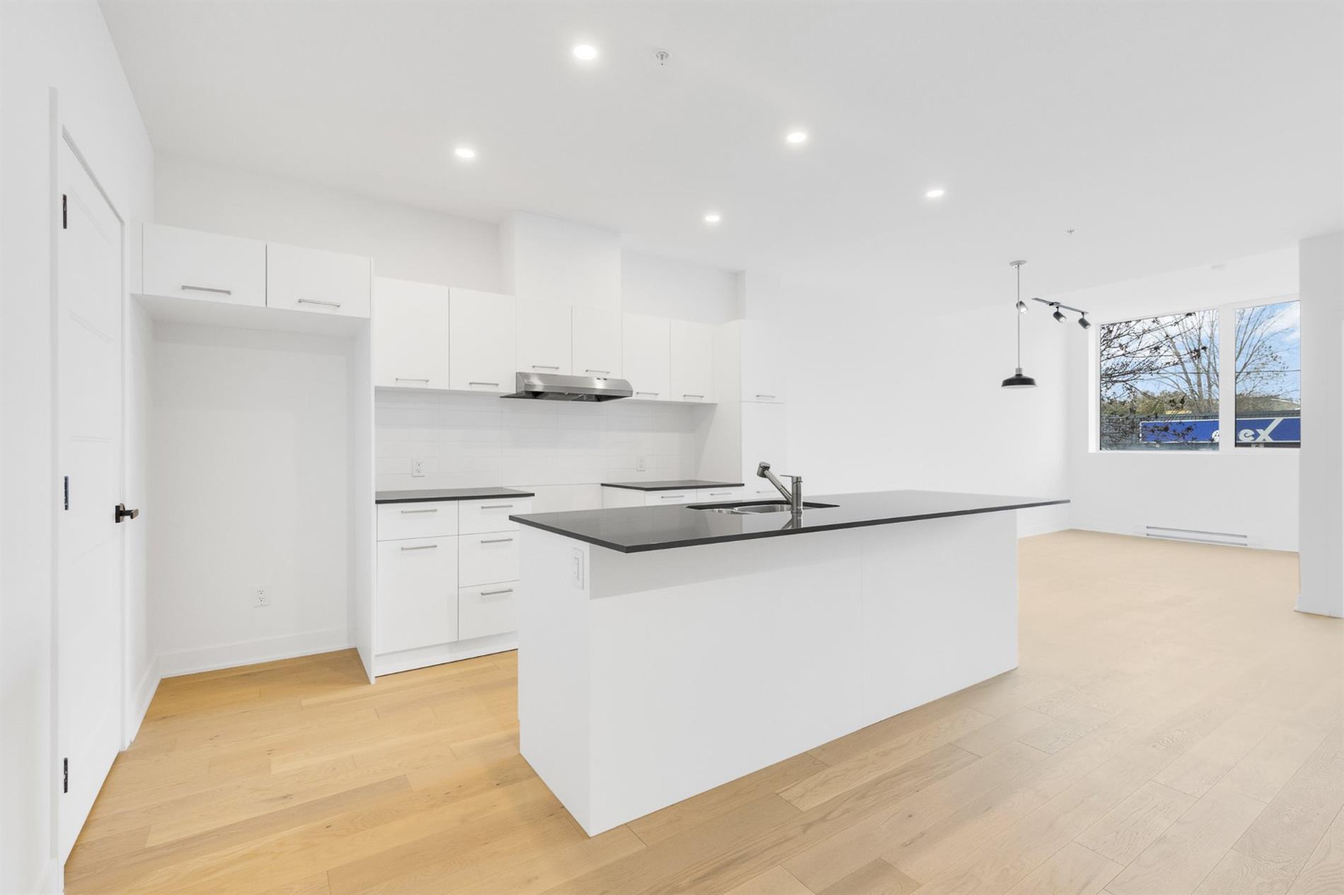 205-5410 Av. Papineau — photo 1