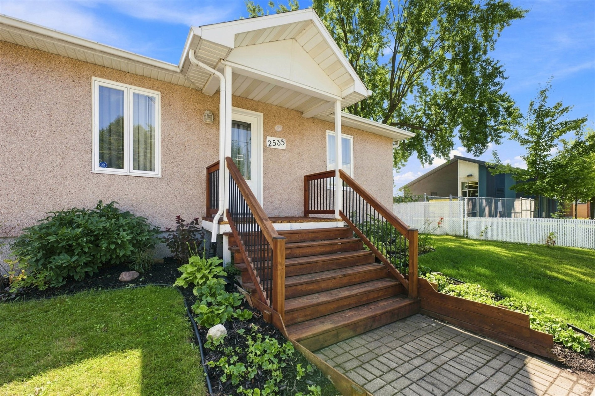 2535 Rue St-Paul — photo 2