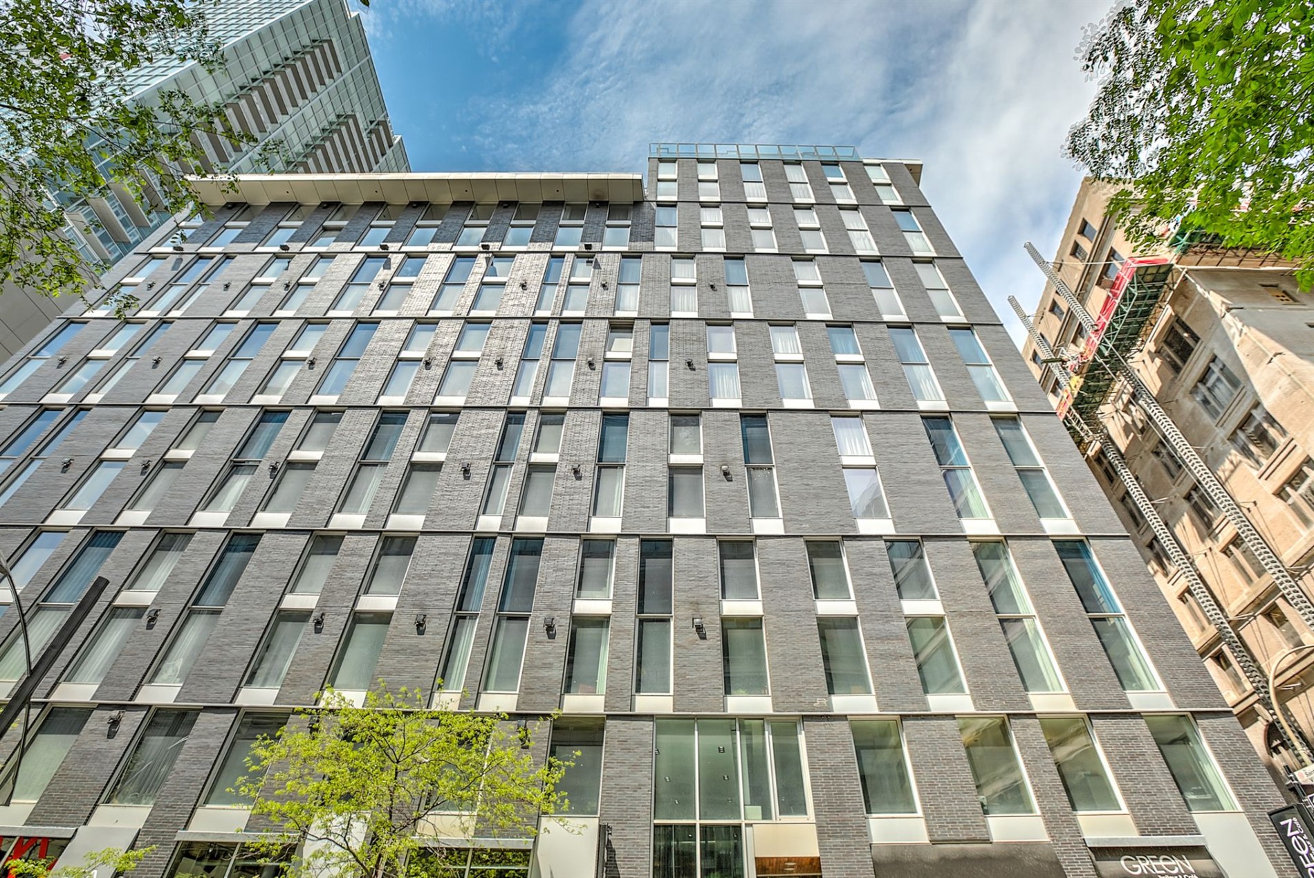 715-445 Av. Viger O. — photo 1