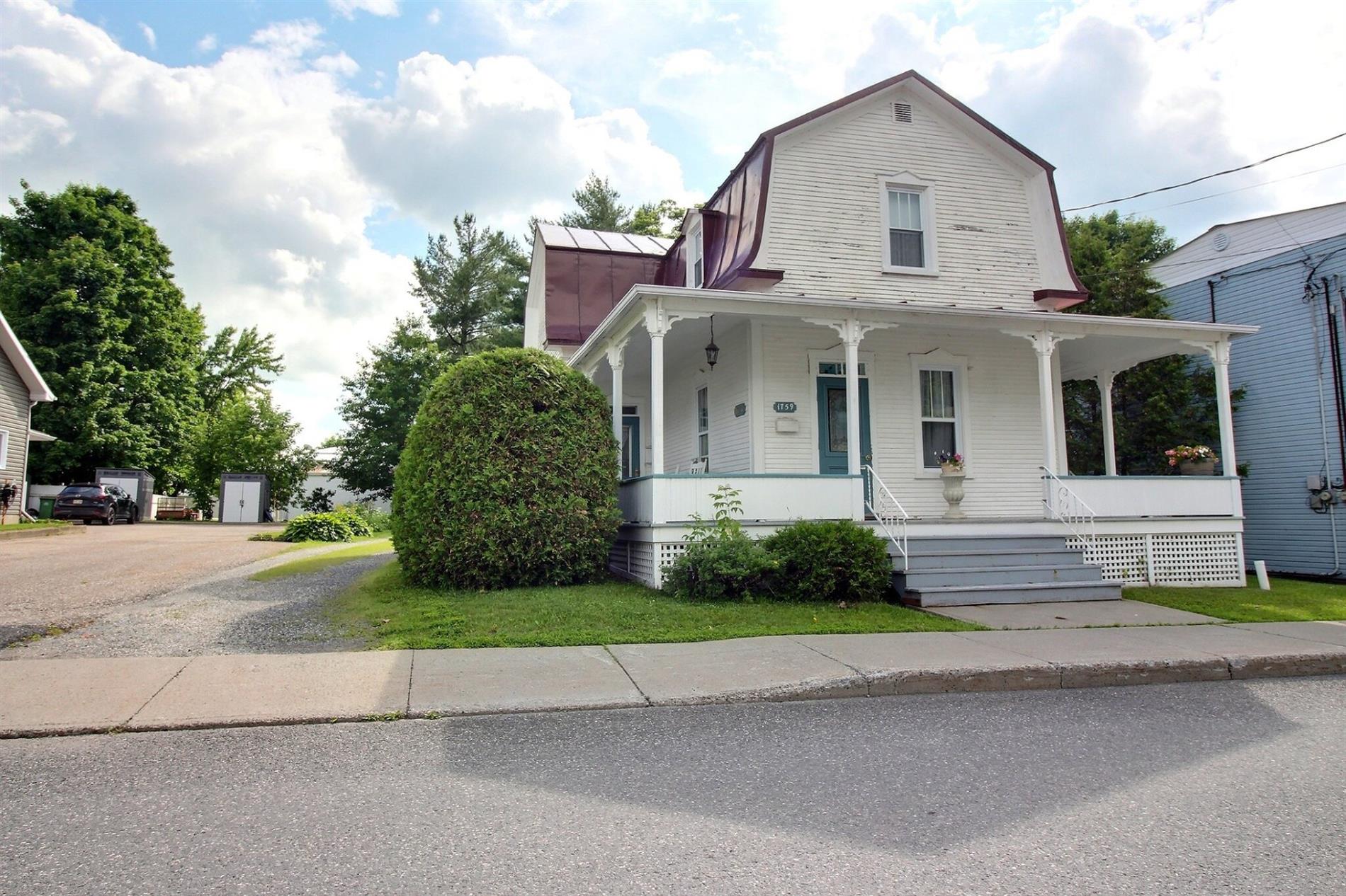 1757Z Av. St-Louis — photo 1