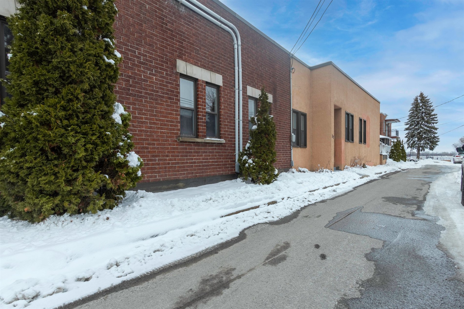 37 9e Avenue — photo 1