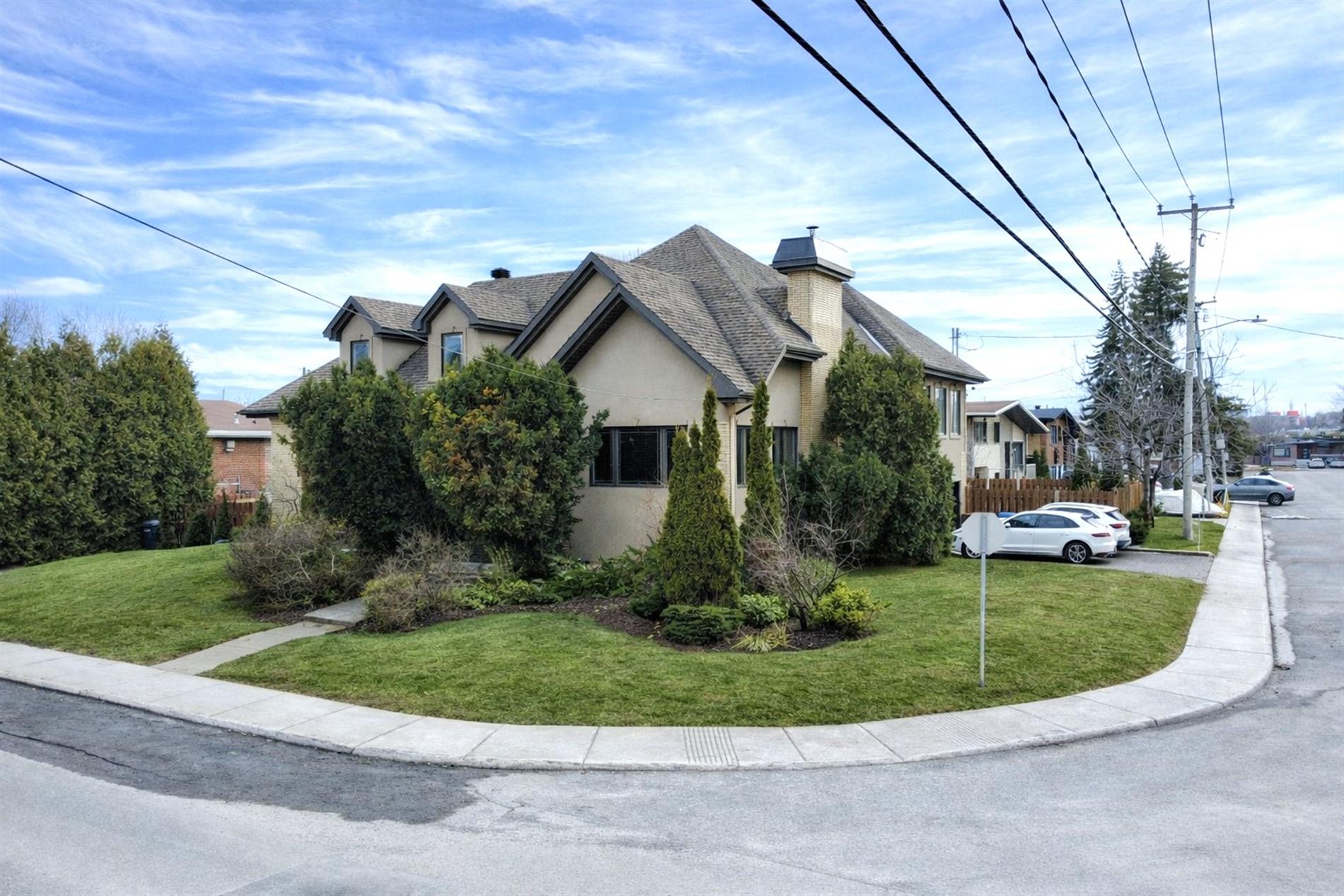 1004 Av. Suzanne — photo 1