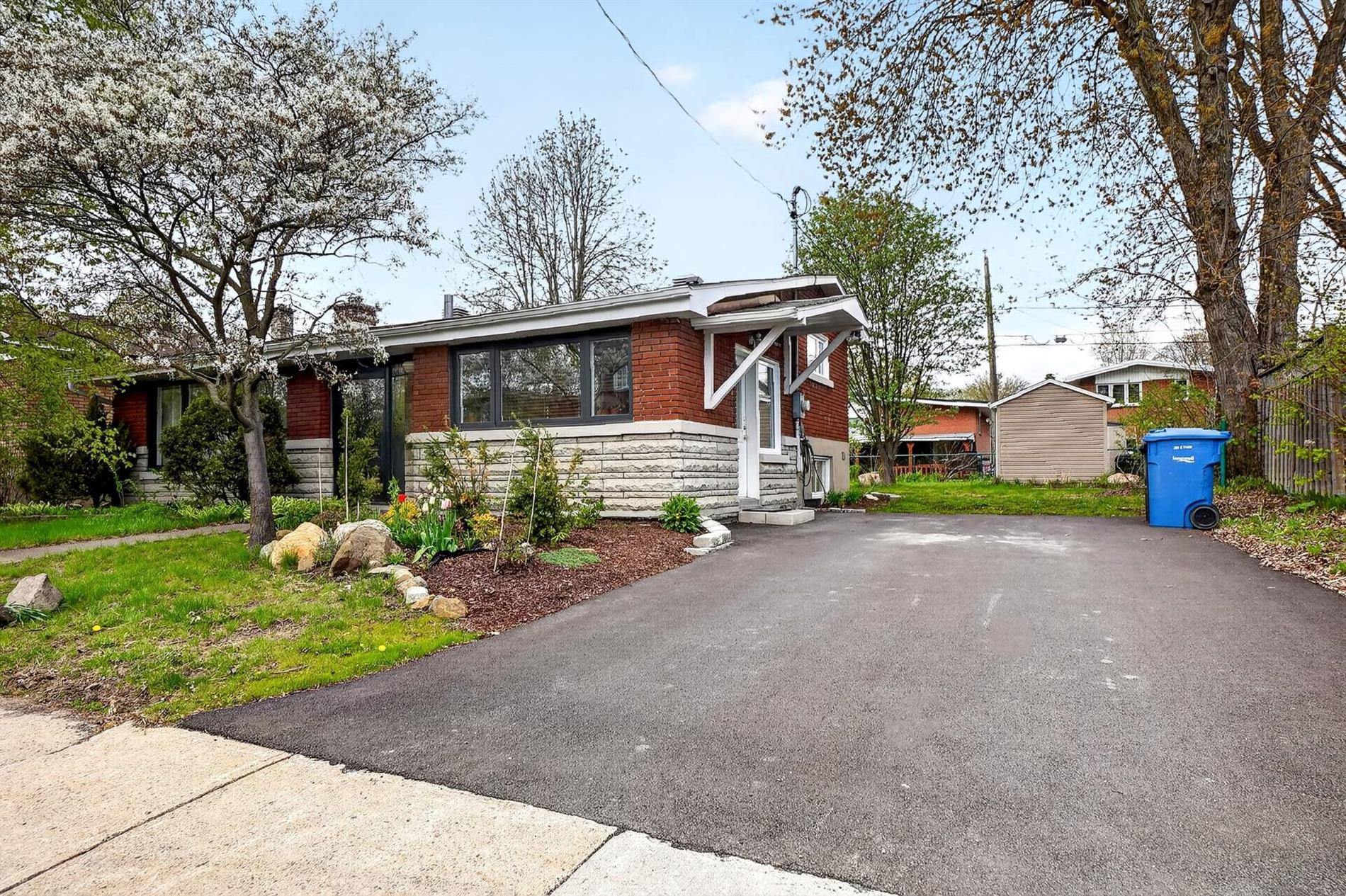 698 Rue Parker — photo 3
