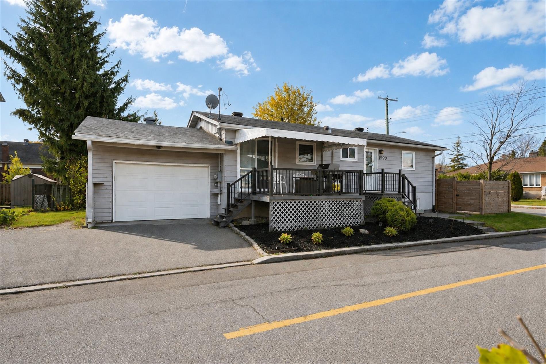 1590 Place Hutchins — photo 1