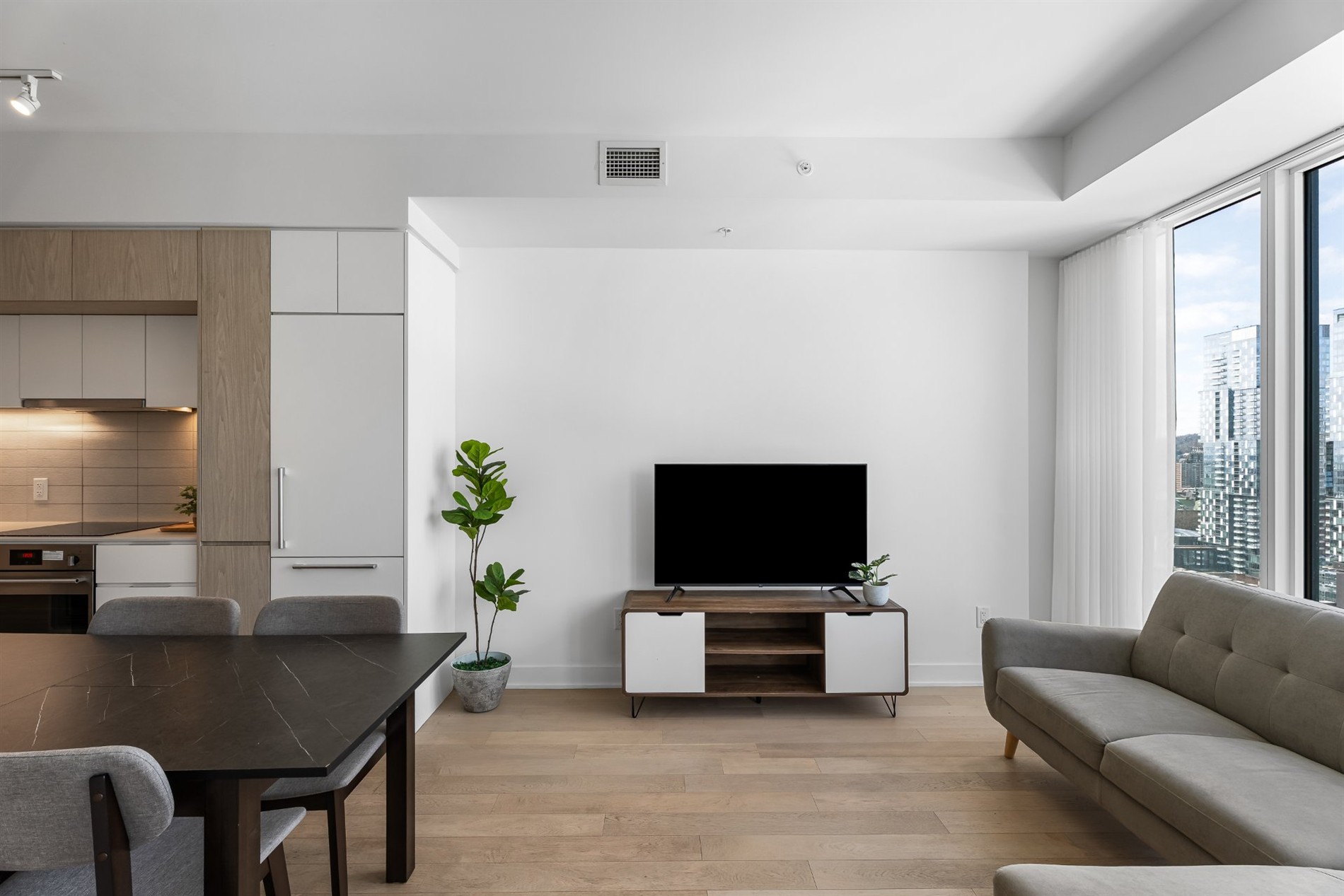 3009-1288 Rue St-Antoine O. — photo 3