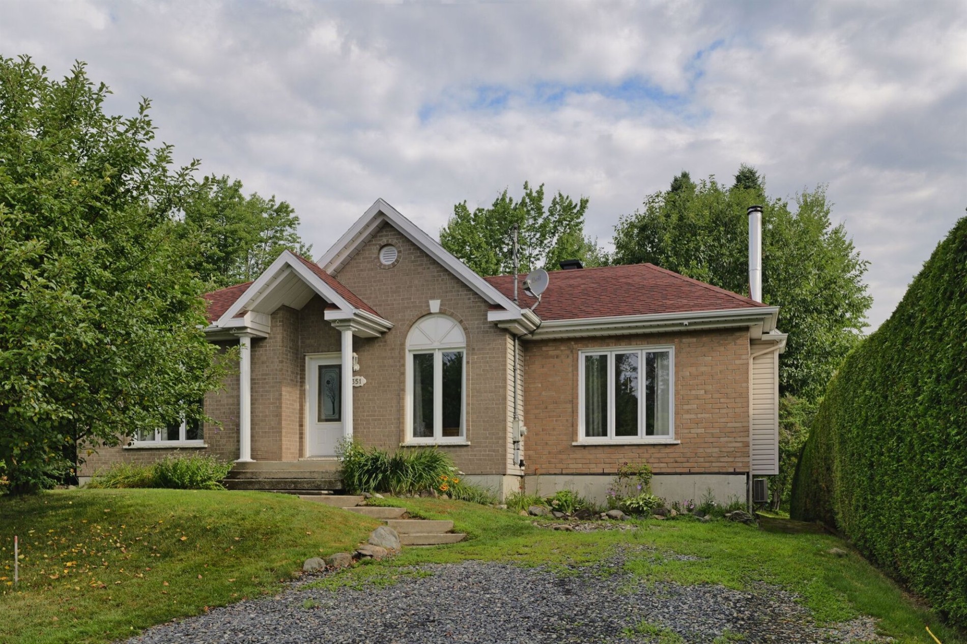 351 Rue St-Jacques E. — photo 1