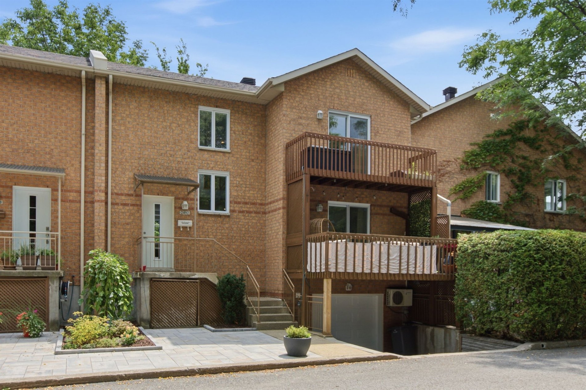 2492 Av. Bennett — photo 1