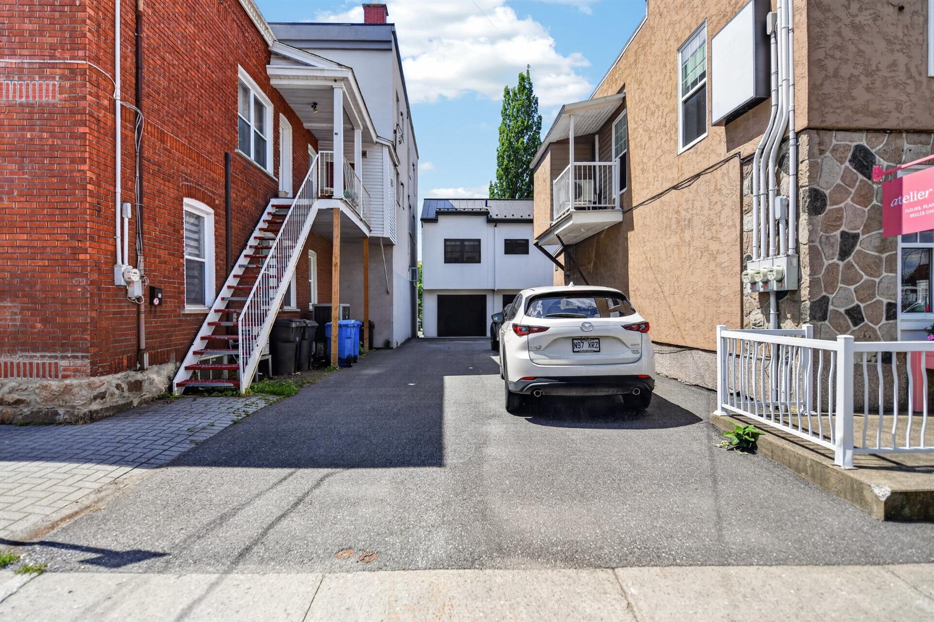 12-14 Rue St-Antoine N. — photo 3