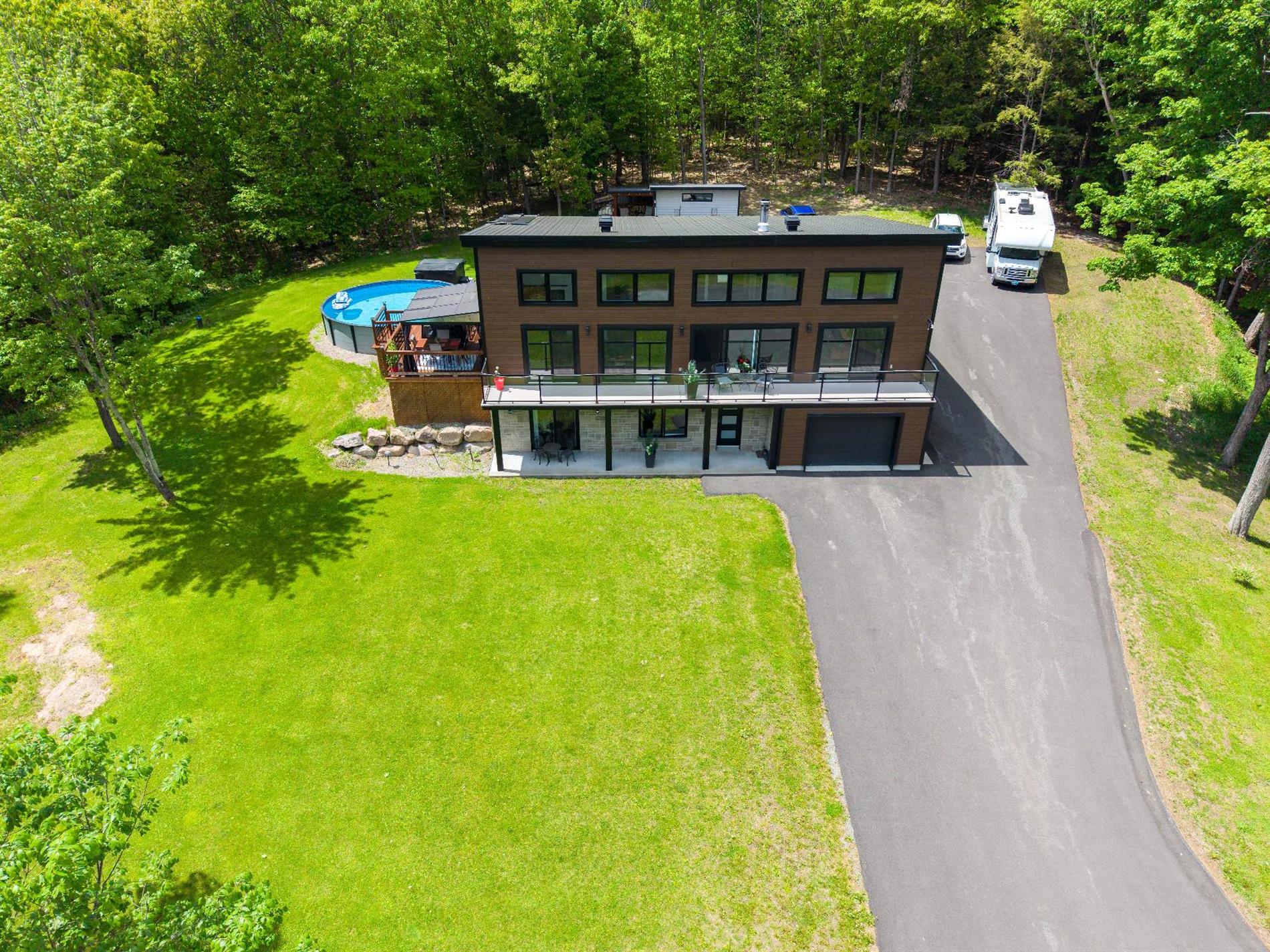 235 Av. de la Providence — photo 1